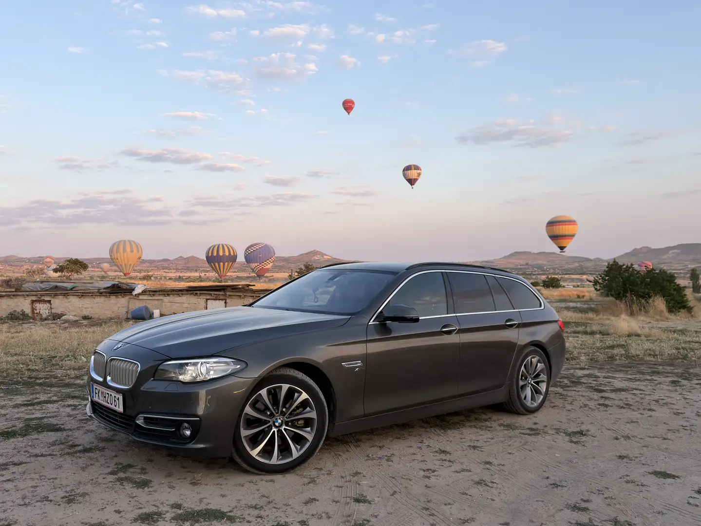 BMW 520 520d xDrive Touring Aut. Luxury Line Grau - 1