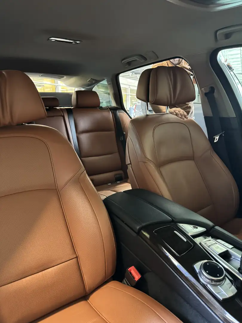 BMW 520 520d xDrive Touring Aut. Luxury Line Grau - 2