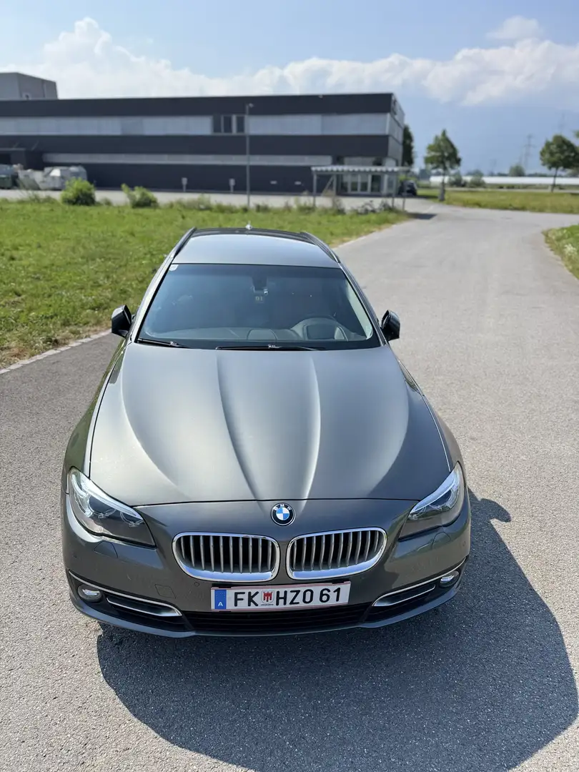 BMW 520 520d xDrive Touring Aut. Luxury Line Grau - 2