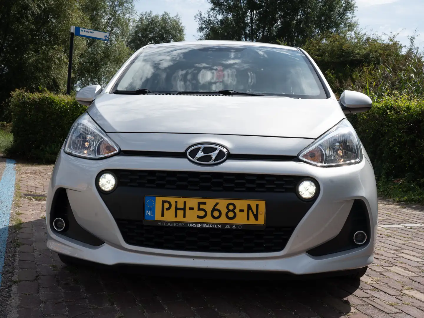 Hyundai i10 Hyundai i10 1.0i  Wireless CarPlay Zilver - 1