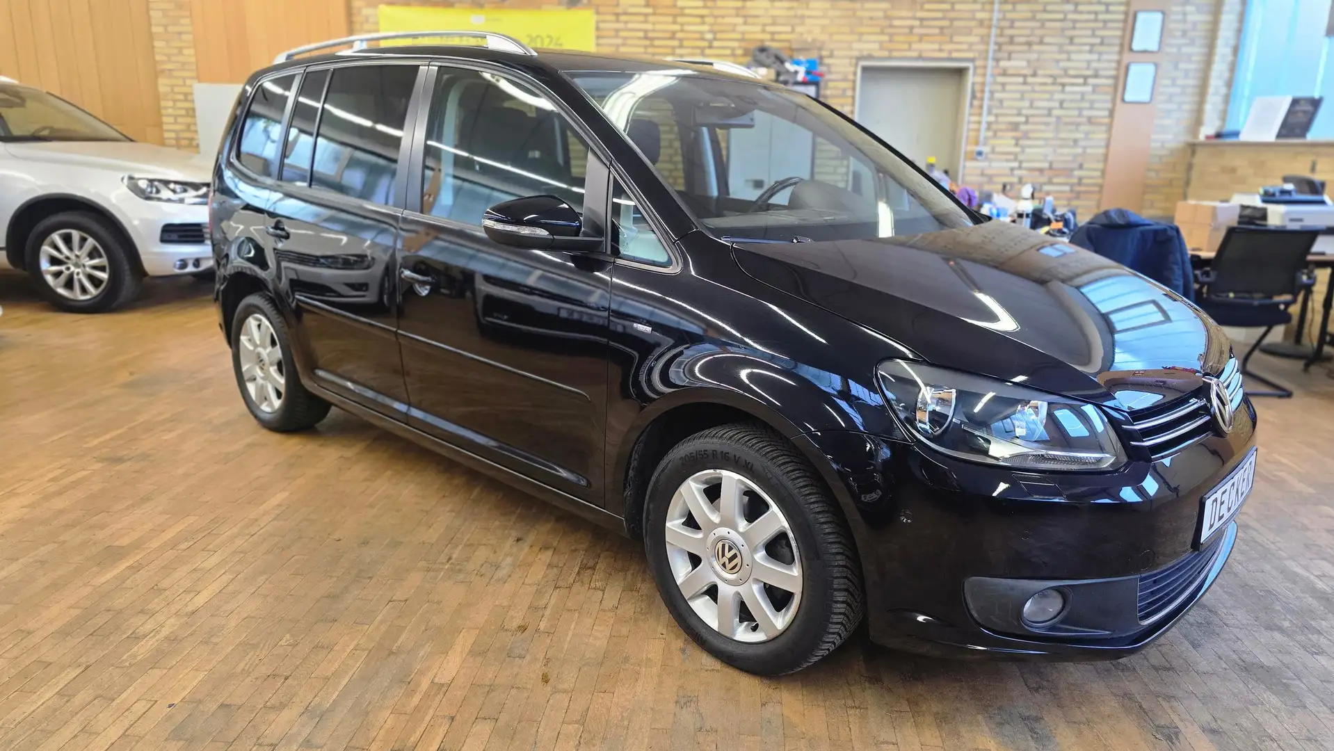 Volkswagen Touran Cup 1.6l TDI NAVI SHZ AHK 2HD SCHECKHEFT ALLWETTER Schwarz - 1