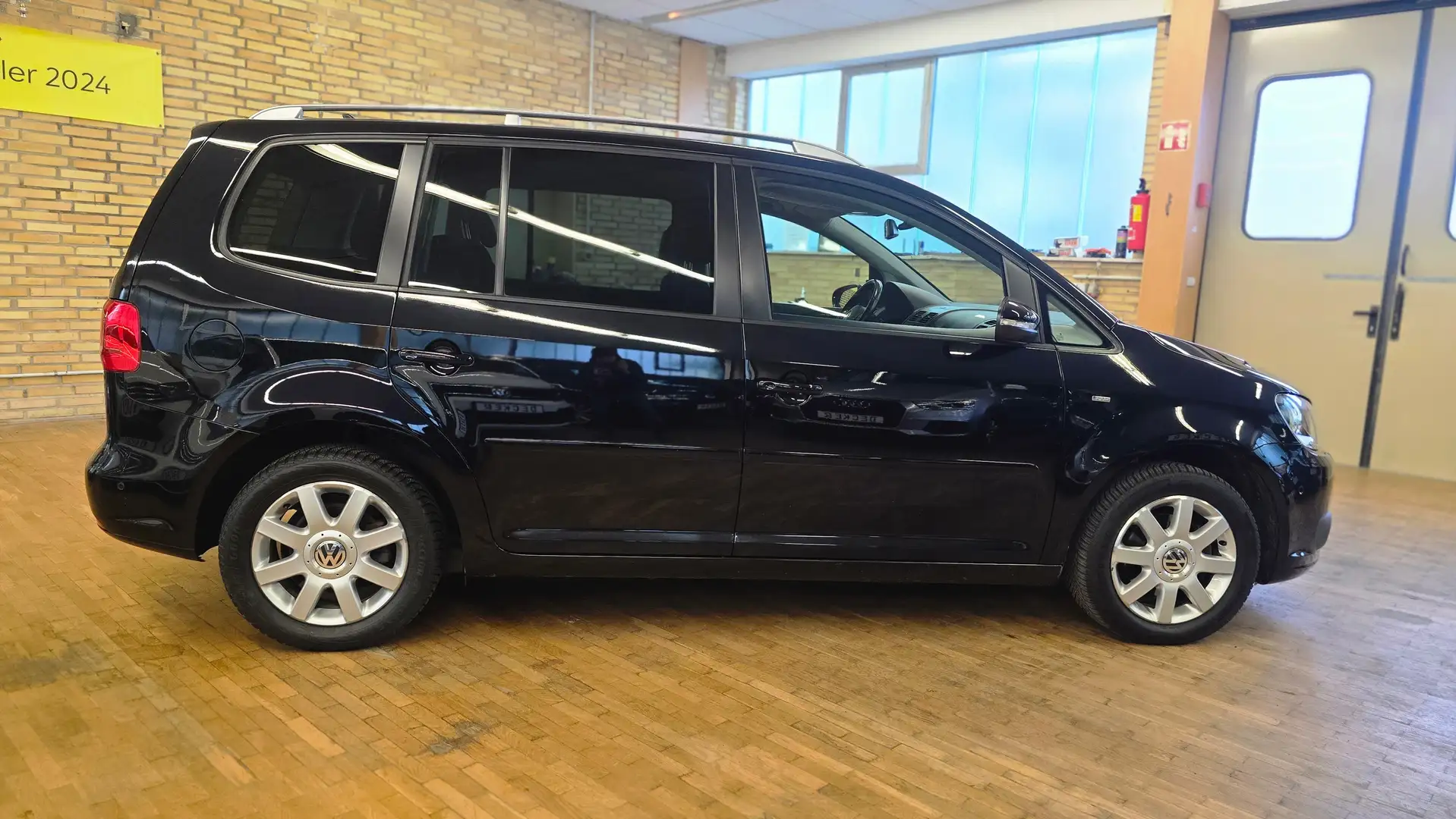 Volkswagen Touran Cup 1.6l TDI NAVI SHZ AHK 2HD SCHECKHEFT ALLWETTER Schwarz - 2