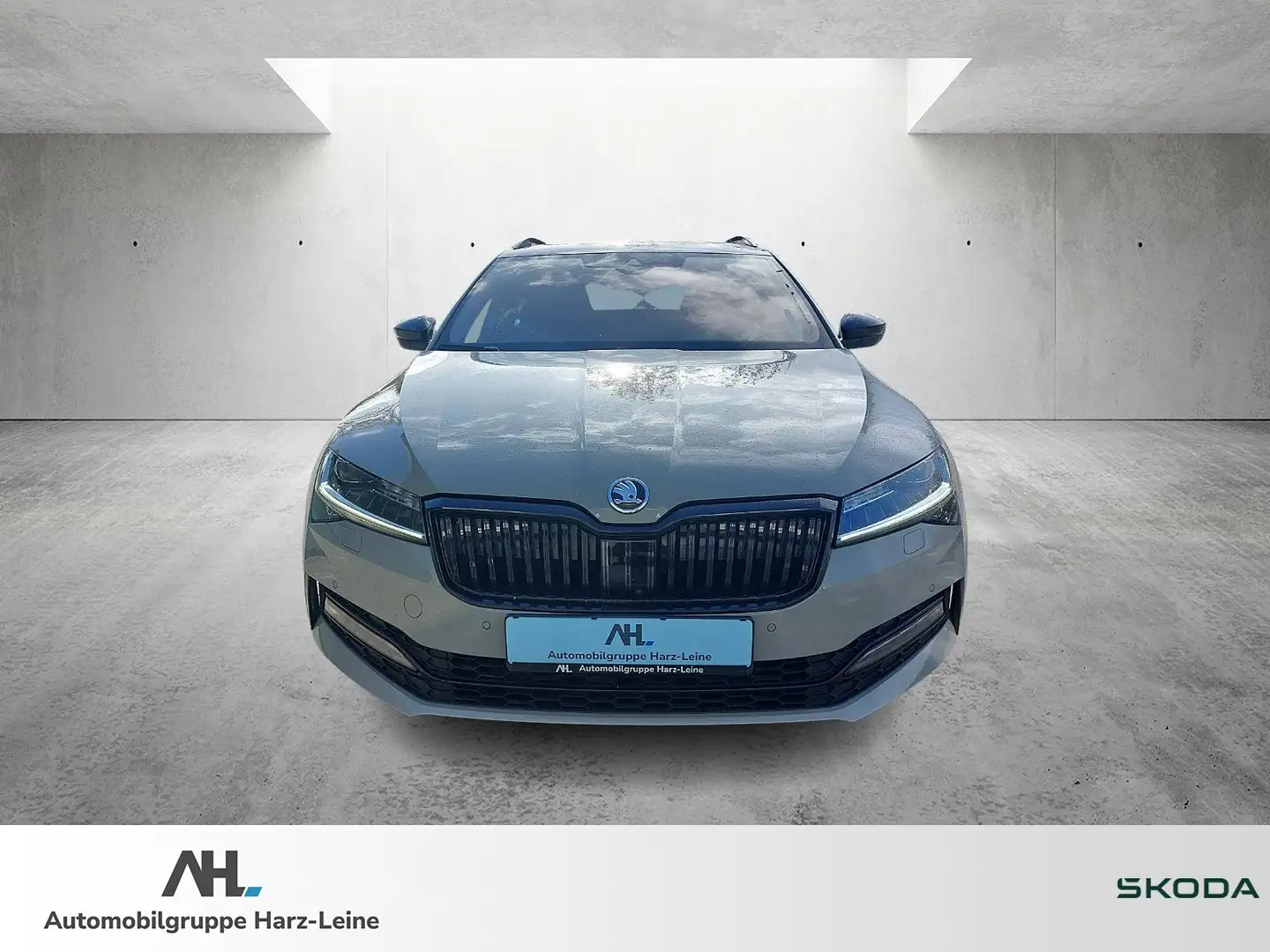 Skoda Superb Combi 2.0 TDI Sportline 4x4 DSG LED Navi ACC Pano Grijs - 2