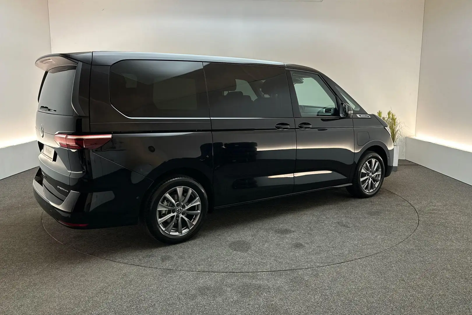 Volkswagen Bulli Edition L2 1.5 245pk DSG eHybrid Zwart - 2