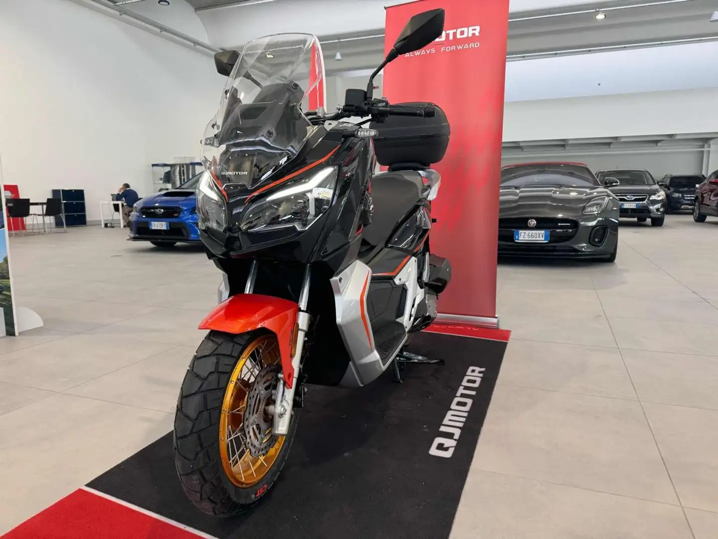 QJ Motor ATR 125 X Naranja - 1