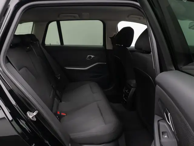 BMW 3 Series view 26