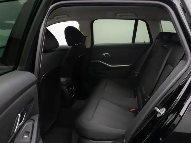 BMW 3 Series view 25