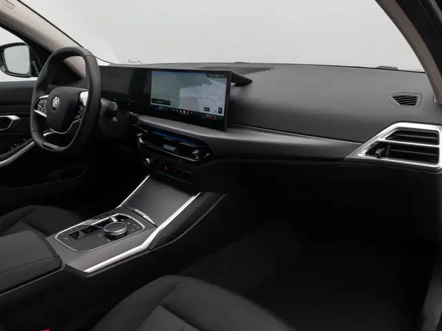 BMW 3 Series view 23