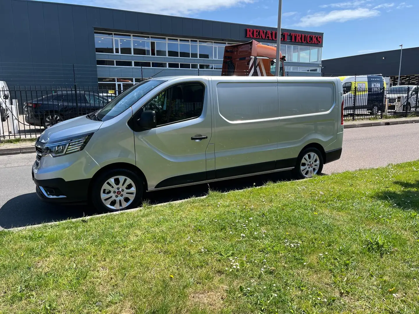 Renault Trafic E-Tech Red L2 H1, Airco, Nav, Camera Gris - 2