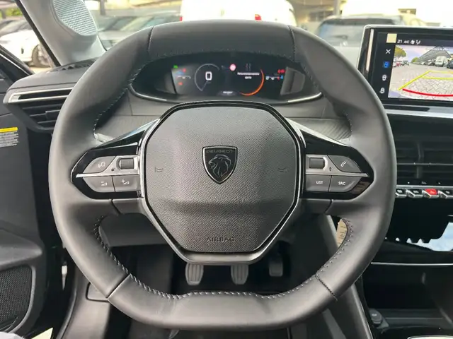 Peugeot 208 view 11