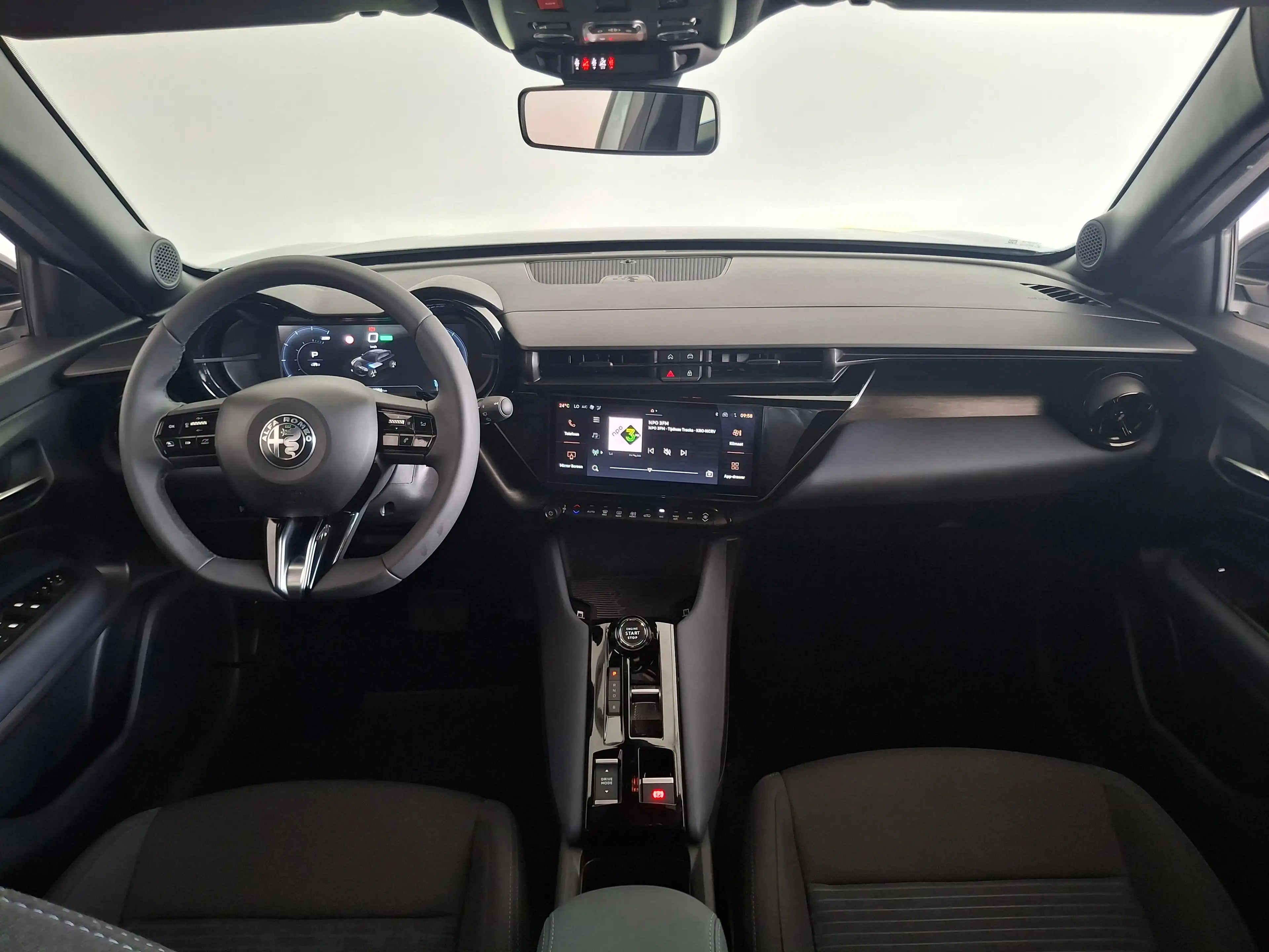 Alfa Romeo Junior Elettrica Speciale 54 kWh CARPLAY LED ECC PDC — photo 4