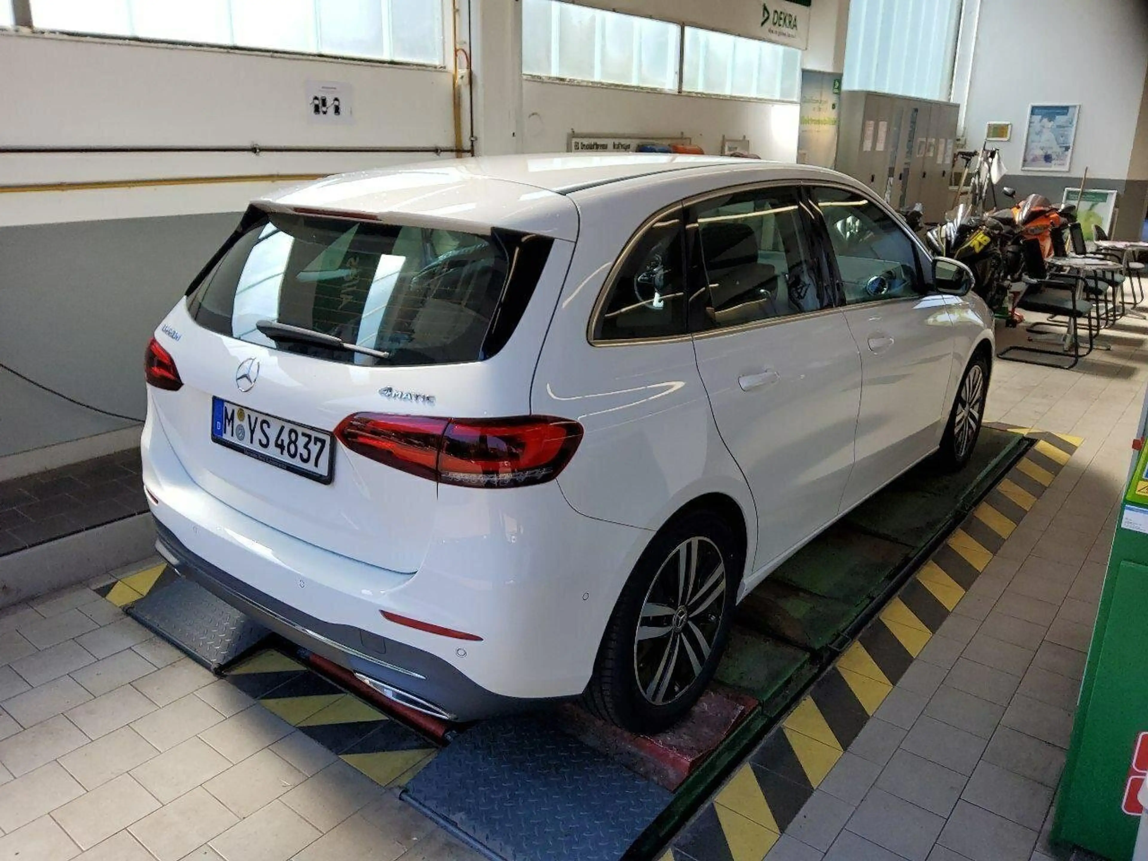 Mercedes-Benz B 220 d Progressive 4Matic Key LED Lane Navi AUT — photo 2