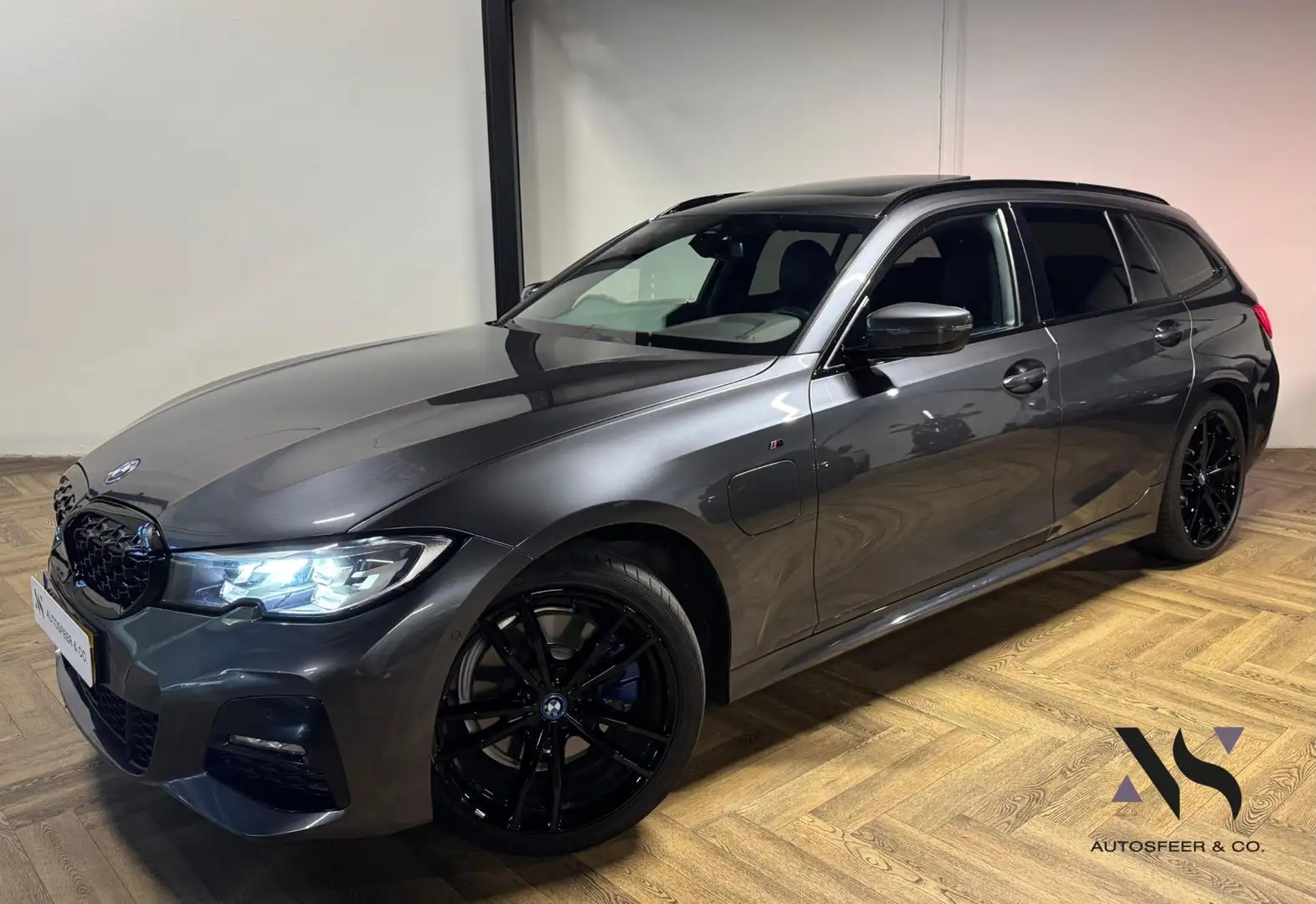 BMW 320 3-serie Touring 320e xDrive Business Edition Plus Grijs - 1