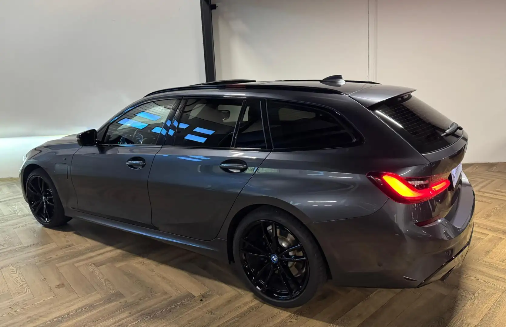 BMW 320 3-serie Touring 320e xDrive Business Edition Plus Grijs - 2