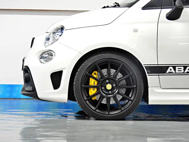 Abarth 595 view 3