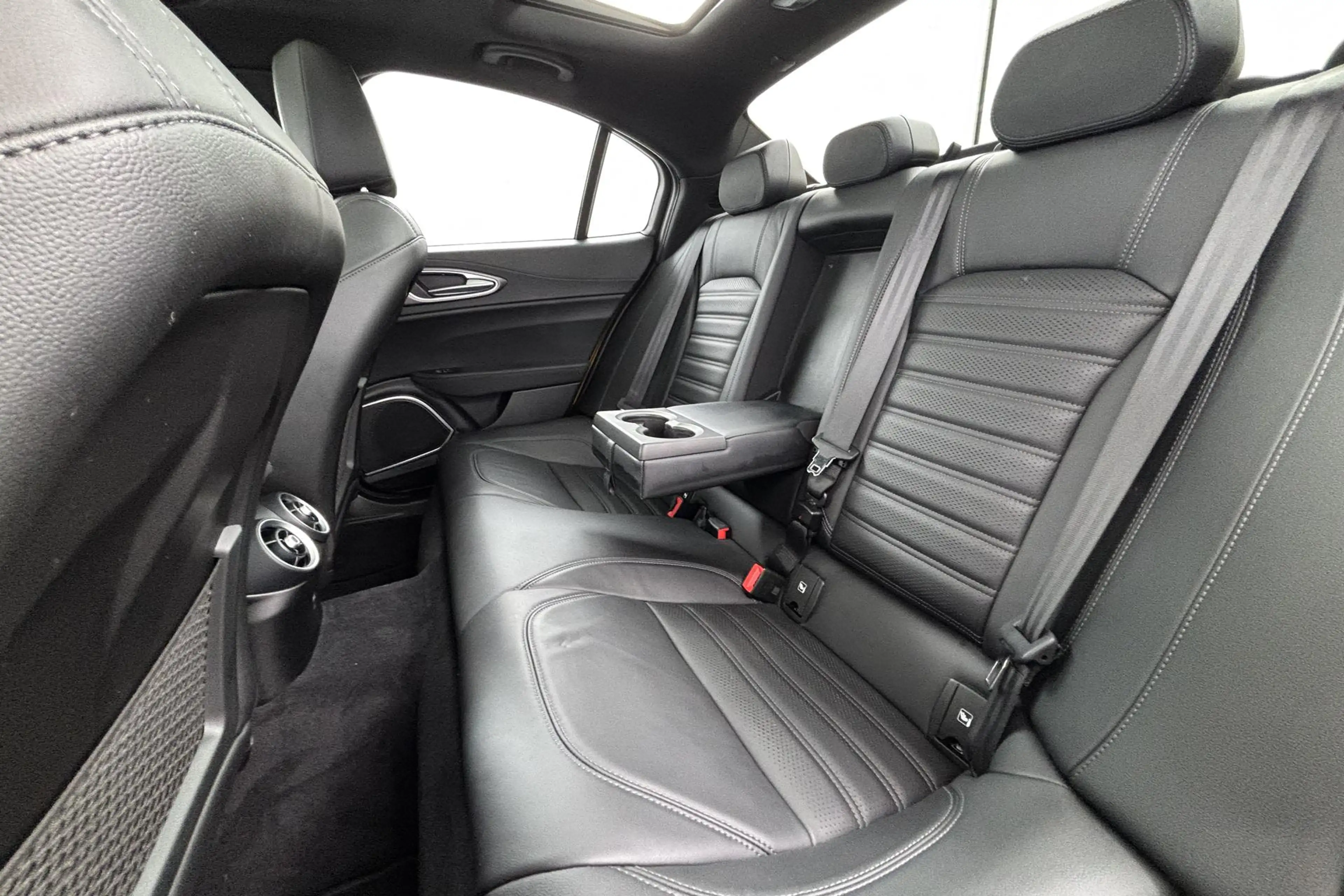 Alfa Romeo Giulia 2.0 T Veloce Italiaans temperament met een indrukw — photo 23