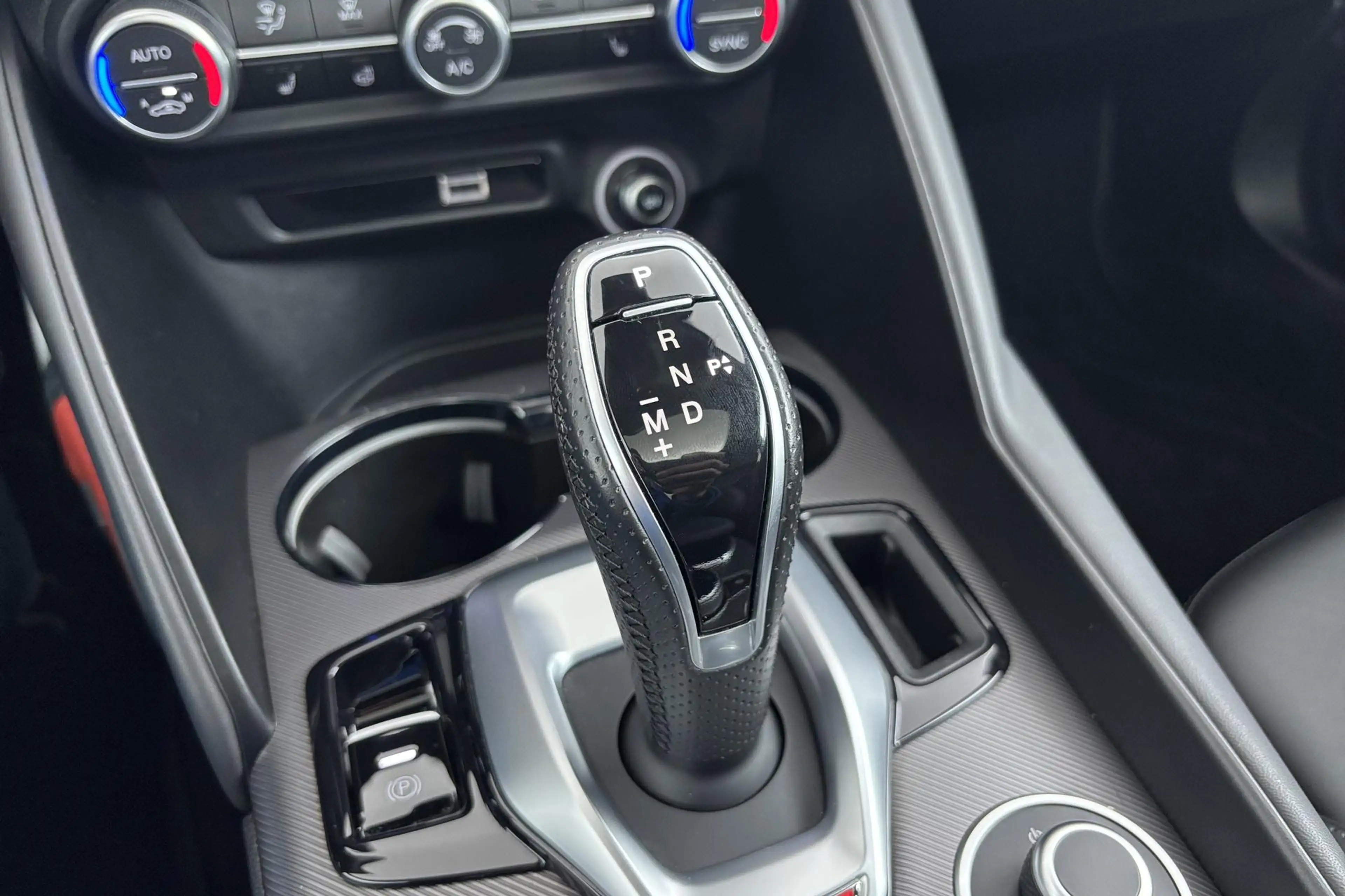 Alfa Romeo Giulia 2.0 T Veloce Italiaans temperament met een indrukw — photo 17