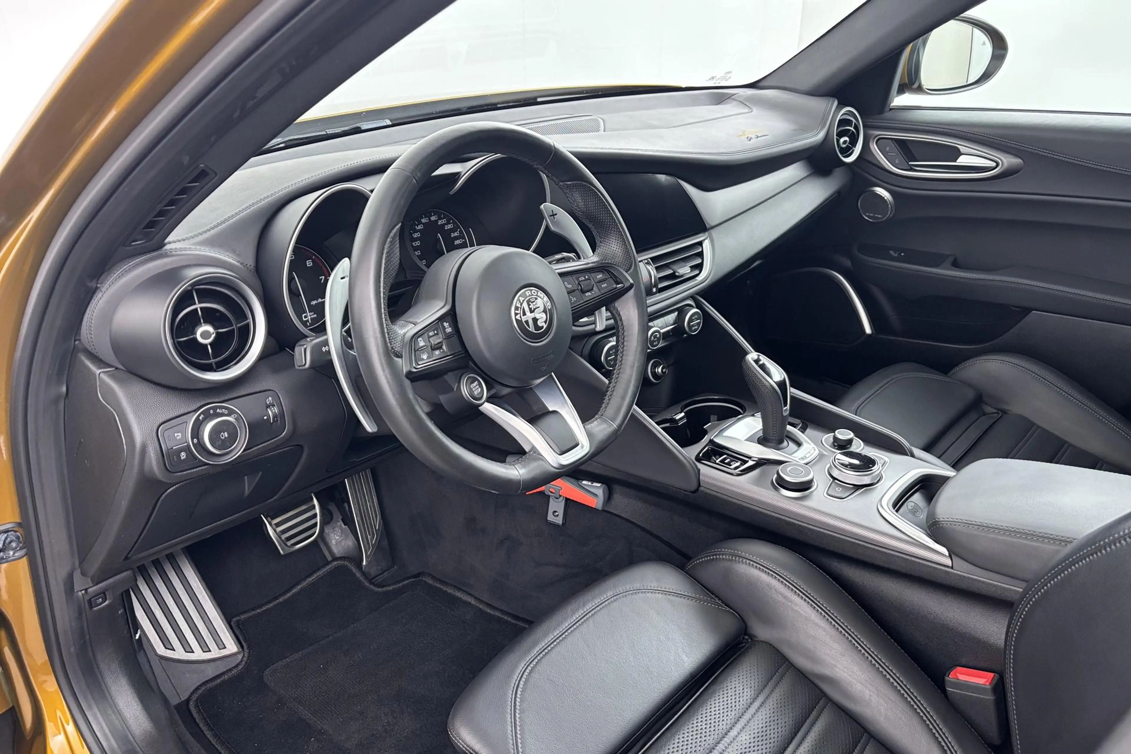 Alfa Romeo Giulia 2.0 T Veloce Italiaans temperament met een indrukw — photo 9