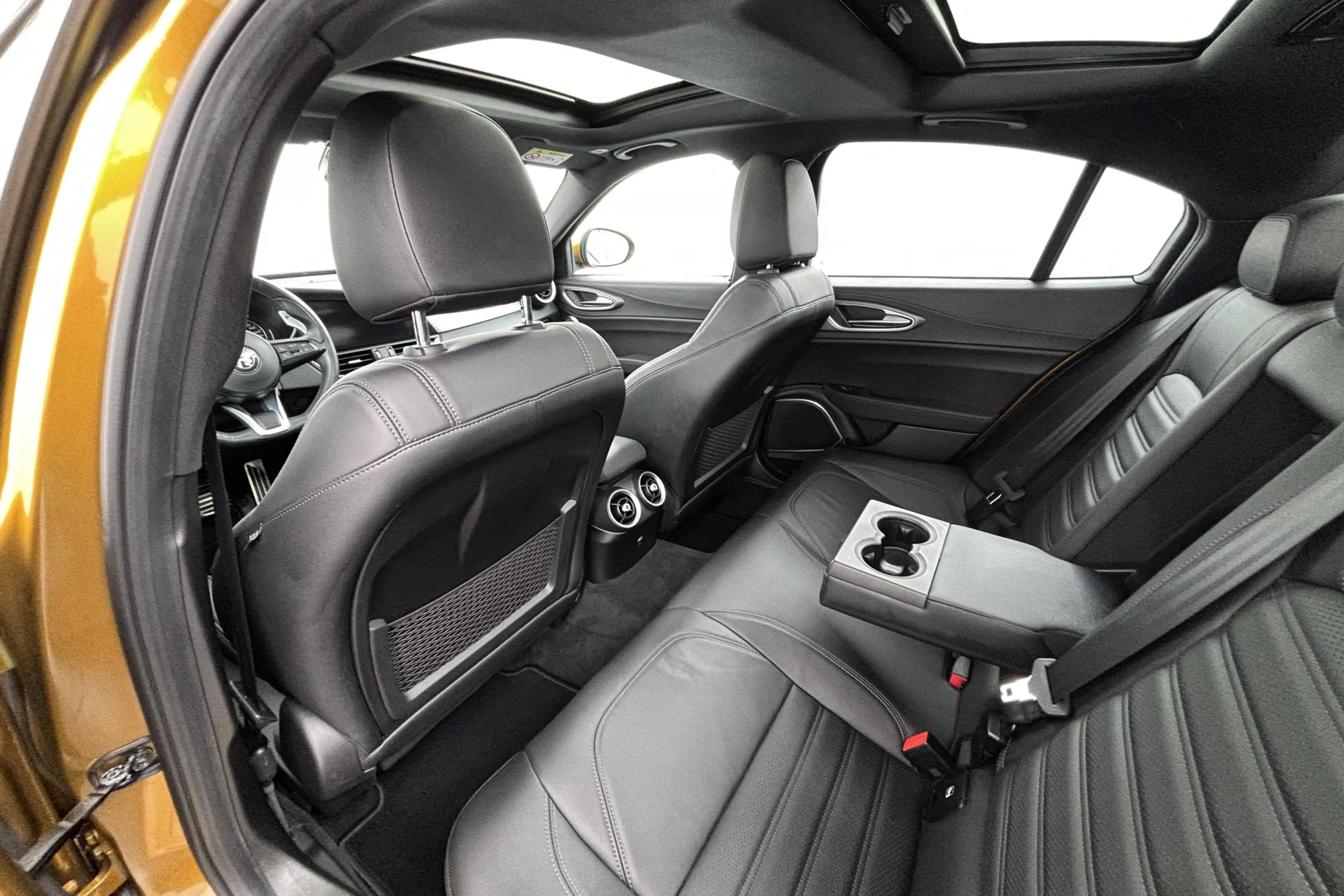 Alfa Romeo Giulia 2.0 T Veloce Italiaans temperament met een indrukw — photo 24