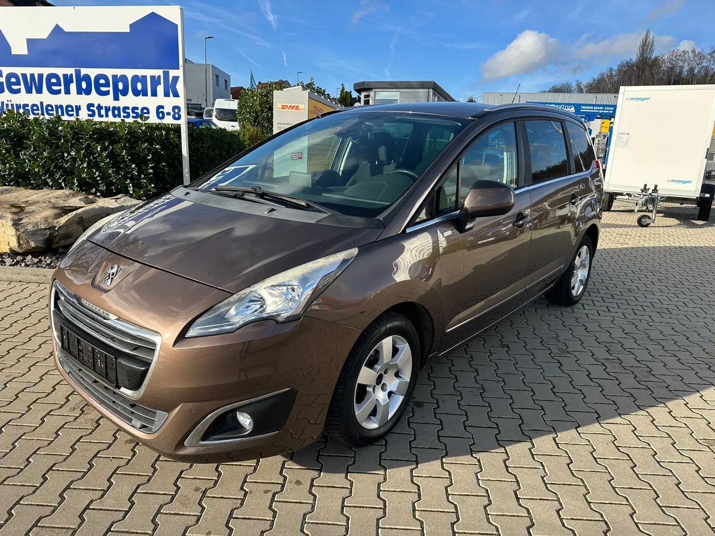 Peugeot 5008 5008 HDI FAP 115 Style 7 Sitze Navi Euro6 Braun - 1