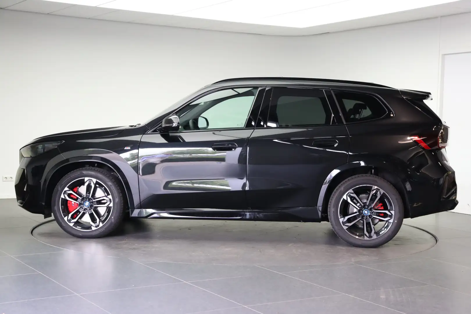 BMW iX1 eDrive20 M Sport Automaat / Panoramadak / Trekhaak Zwart - 2
