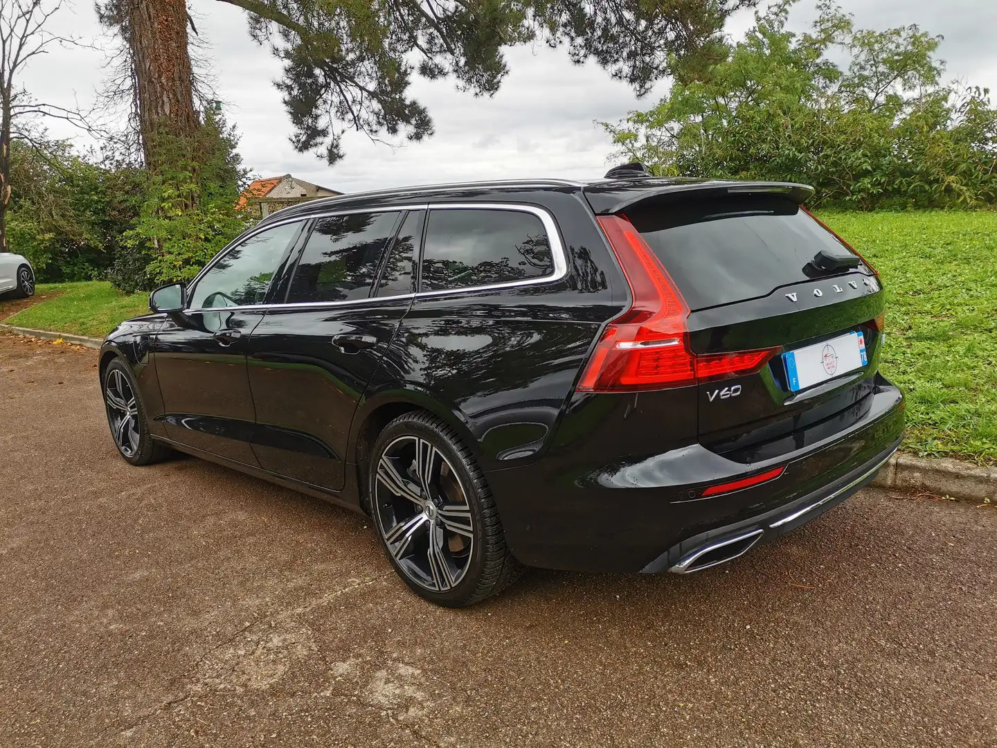Volvo V60 II T6 AWD RECHARGE 253 + 145 ULTIMATE GEARTRONIC 8 Noir - 2