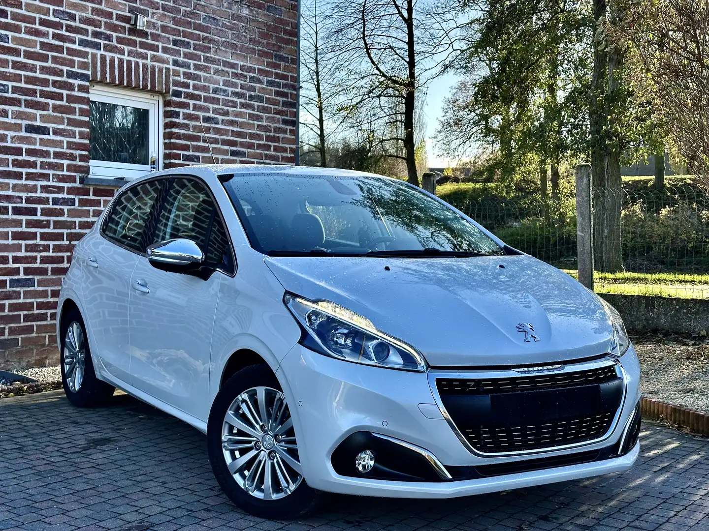 Peugeot 208 Boîte Auto*euro6b*prête à immatriculer✅ Blanc - 1