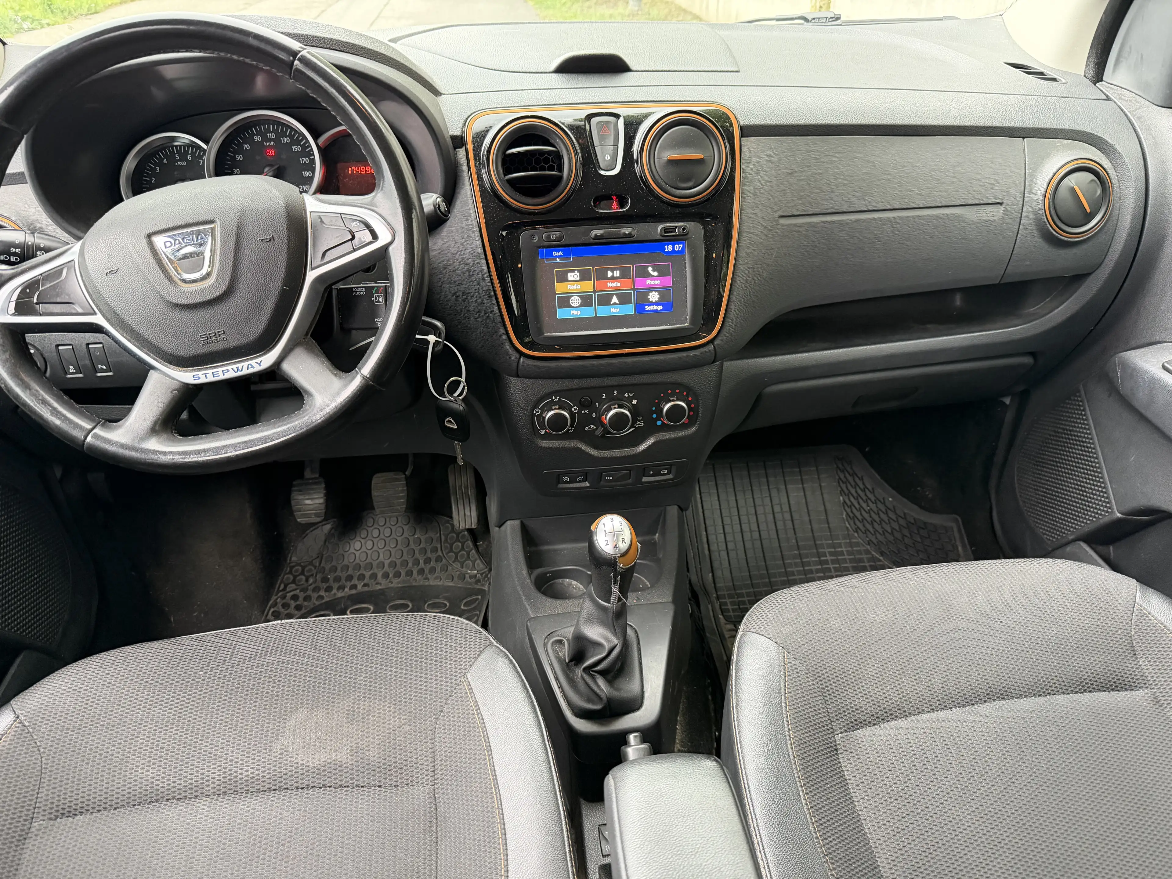 Dacia Lodgy Stepway Sensation TCe 115 S&S — photo 8