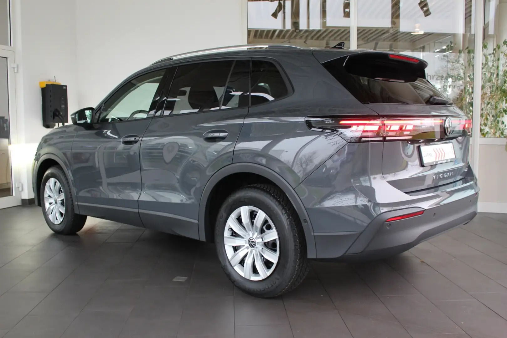 Volkswagen Tiguan Life 1,5 l eTSI 110 kW DSG IQ.Matrix AZV Grau - 2