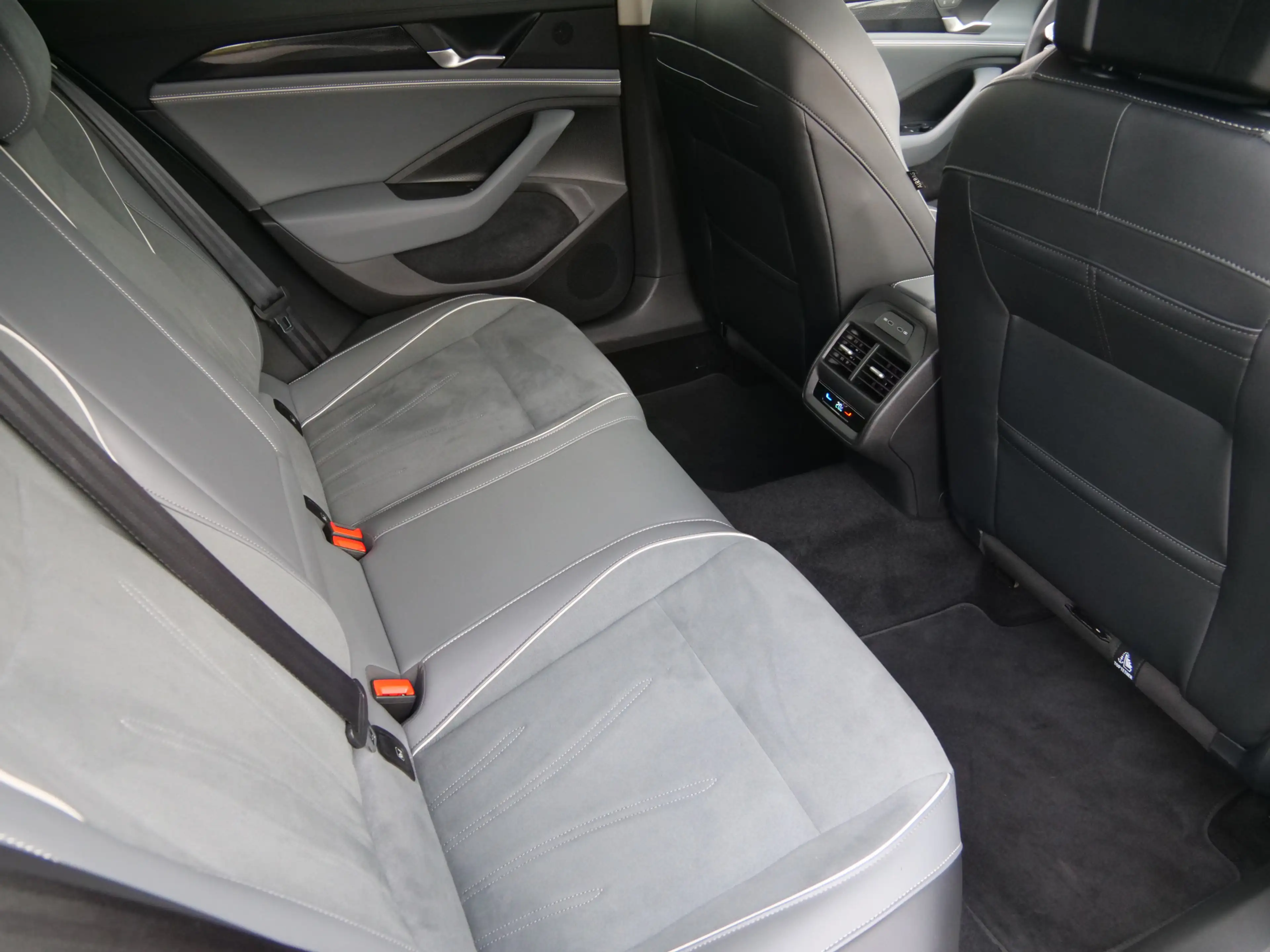 Volkswagen Passat Variant 1.5 eTSI Edition 150 Pk Automaat Navi / DAB / Appl — photo 6