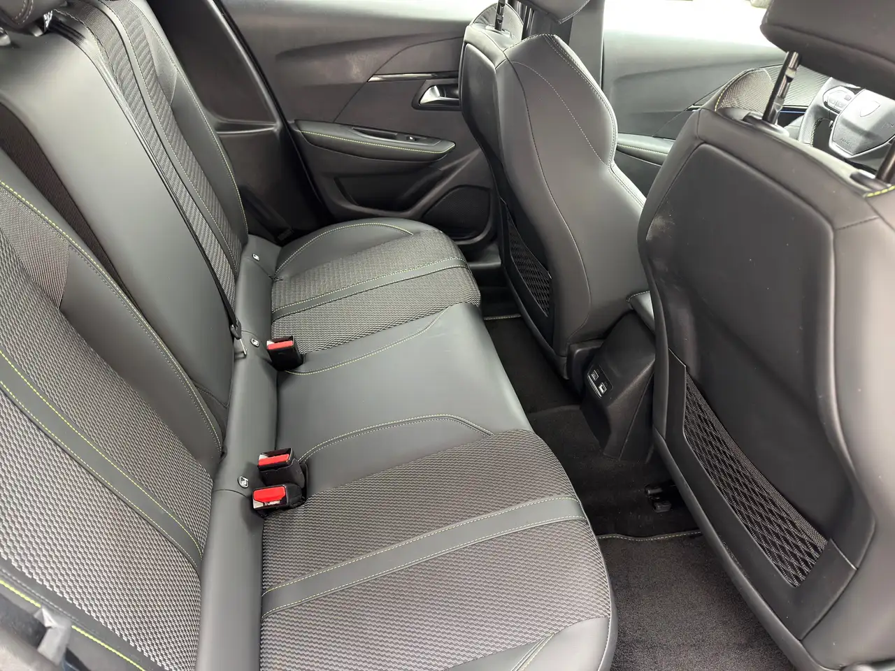 Peugeot 208 hybrid GT 145cv e-dcs 6 10