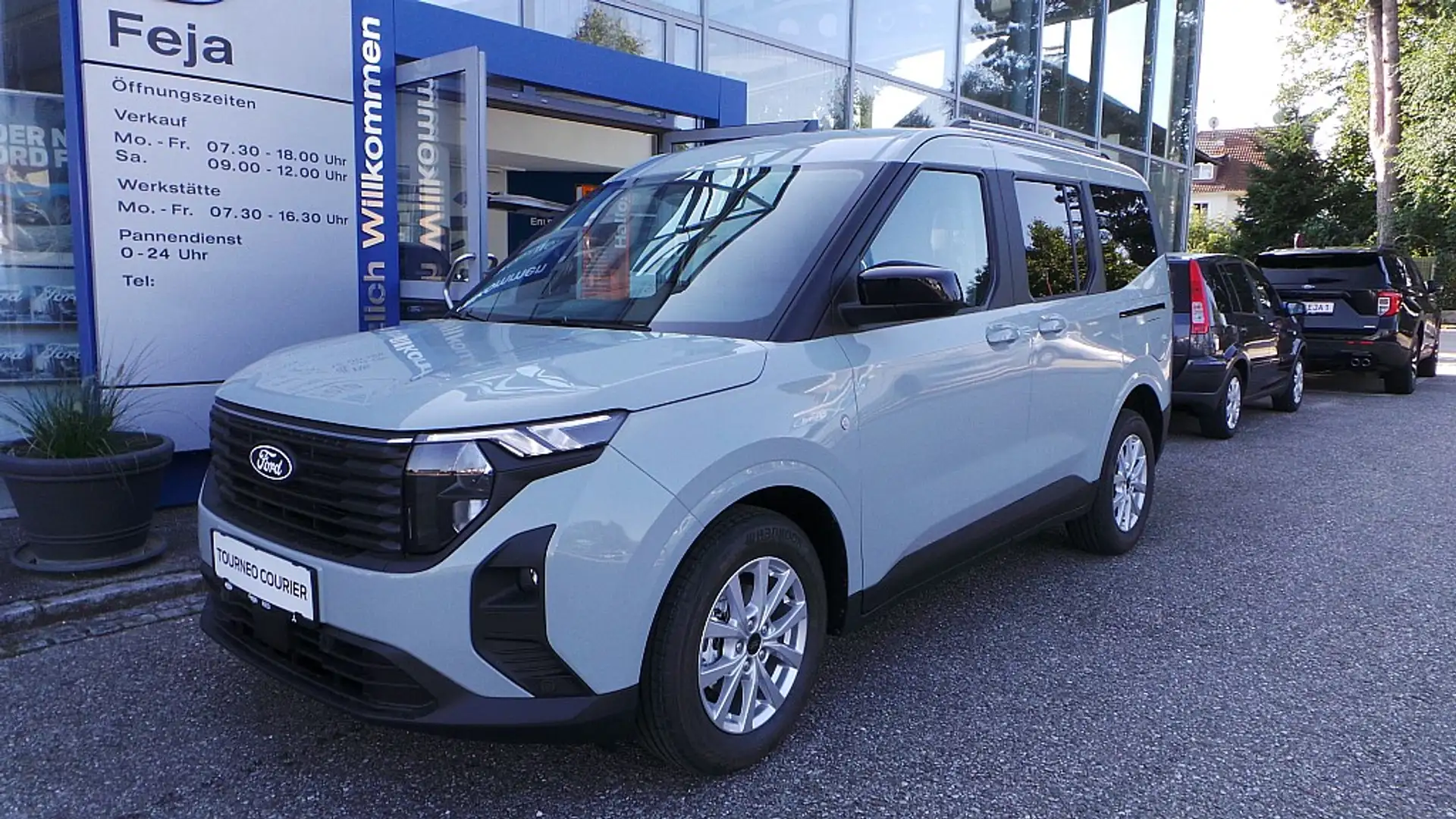 Ford Tourneo Courier Kombi Titanium Grün - 1