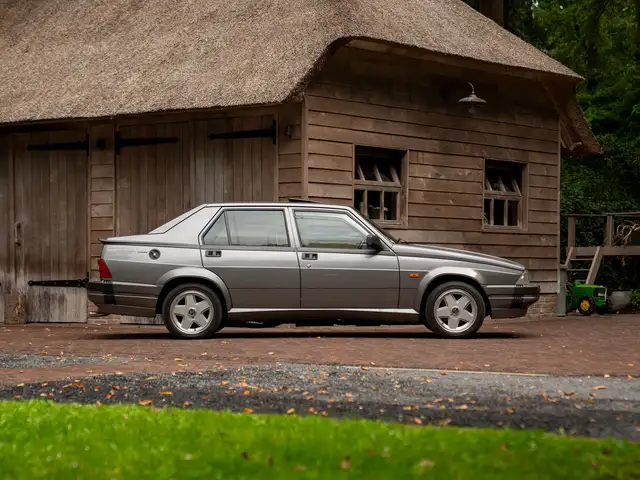 Alfa Romeo 75 3.0 V6 America | Unieke kilometerstand