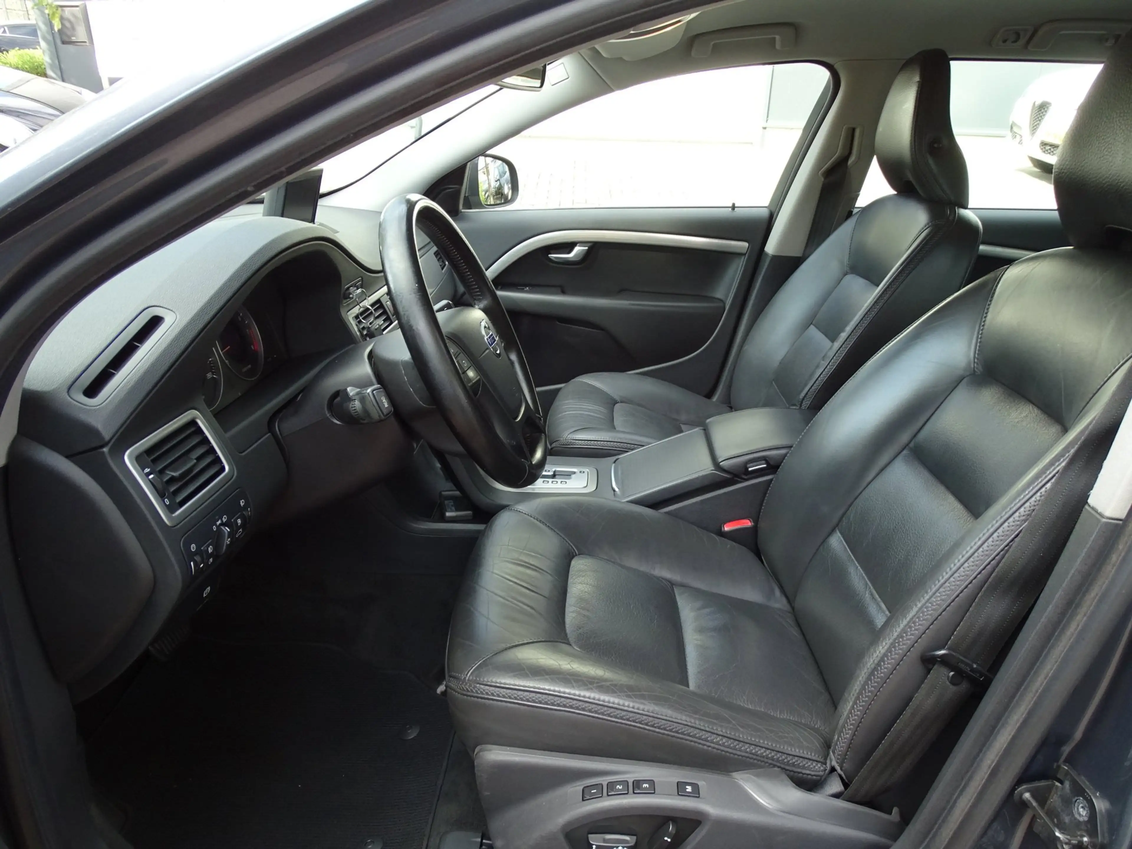 Volvo V70 2.0T Kinetic — photo 10