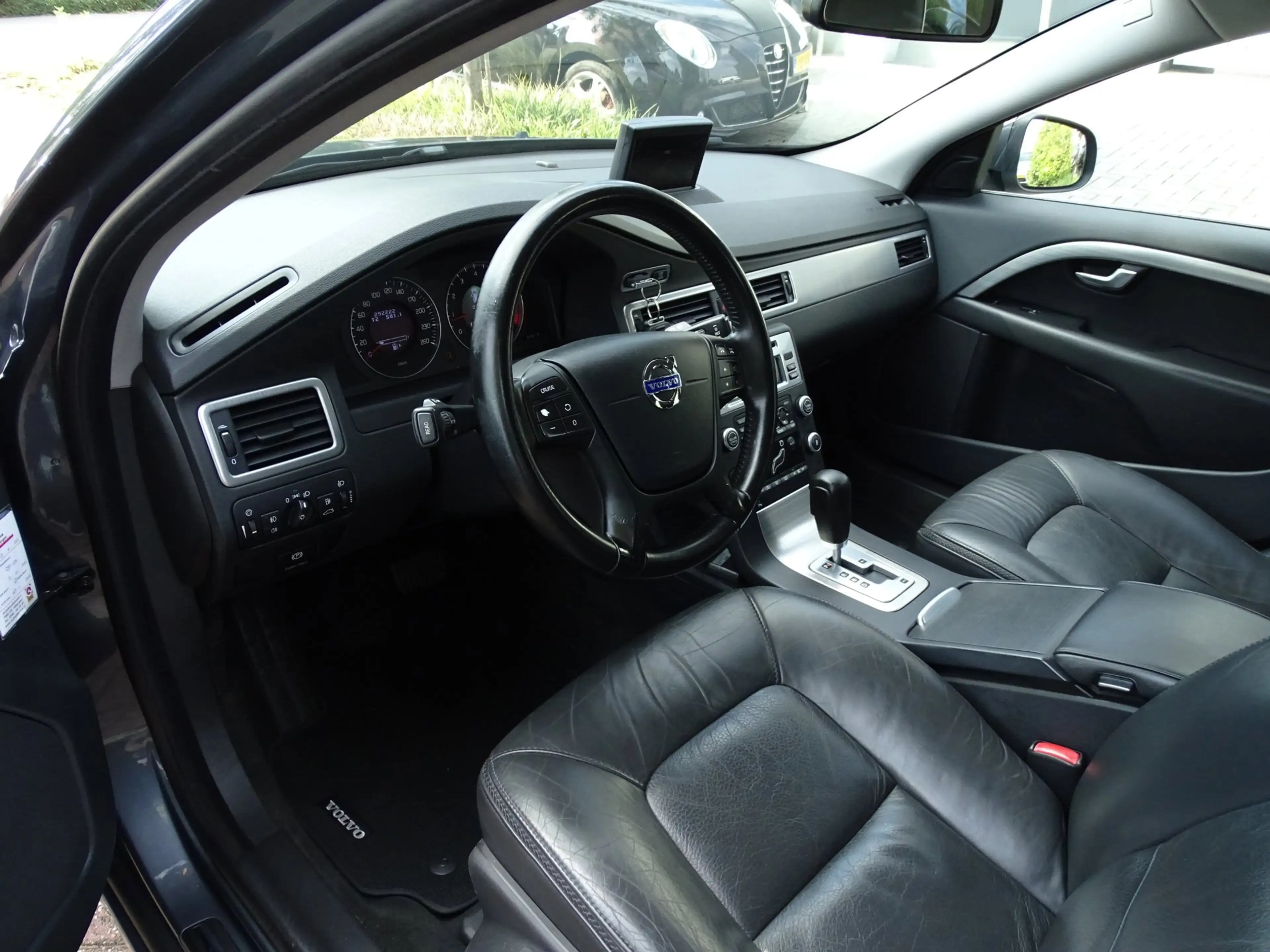 Volvo V70 2.0T Kinetic — photo 9