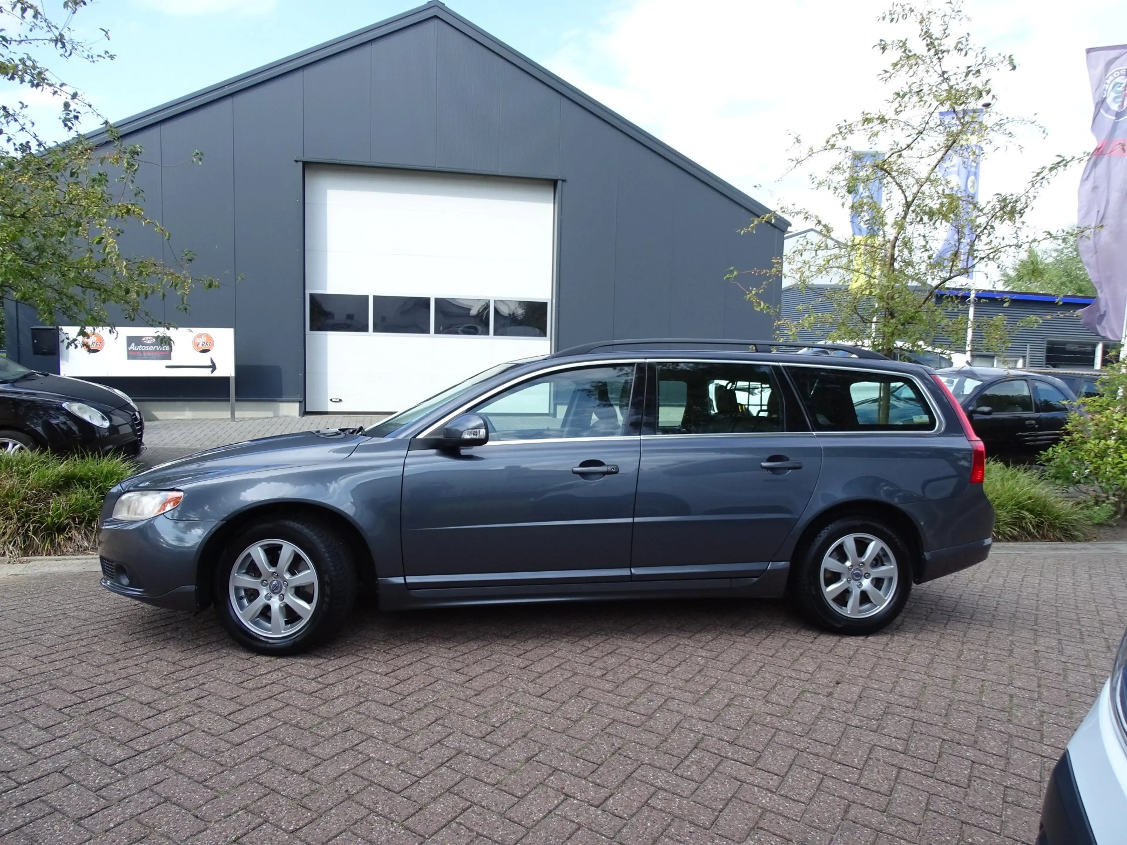 Volvo V70 2.0T Kinetic — photo 2