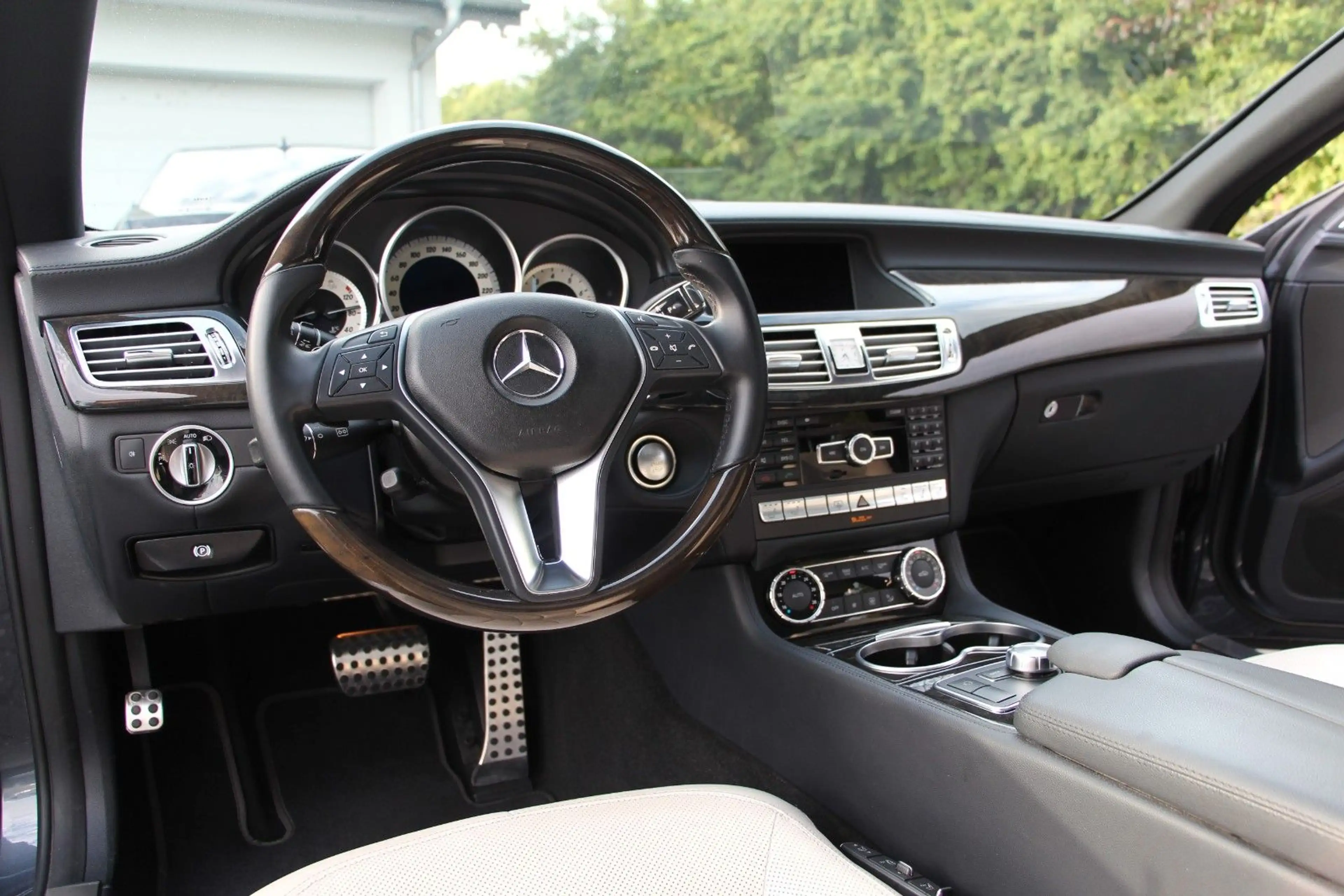 Mercedes-Benz CLS 500 4Matic AMG Line /Airmatic/Massage/Distro — photo 10