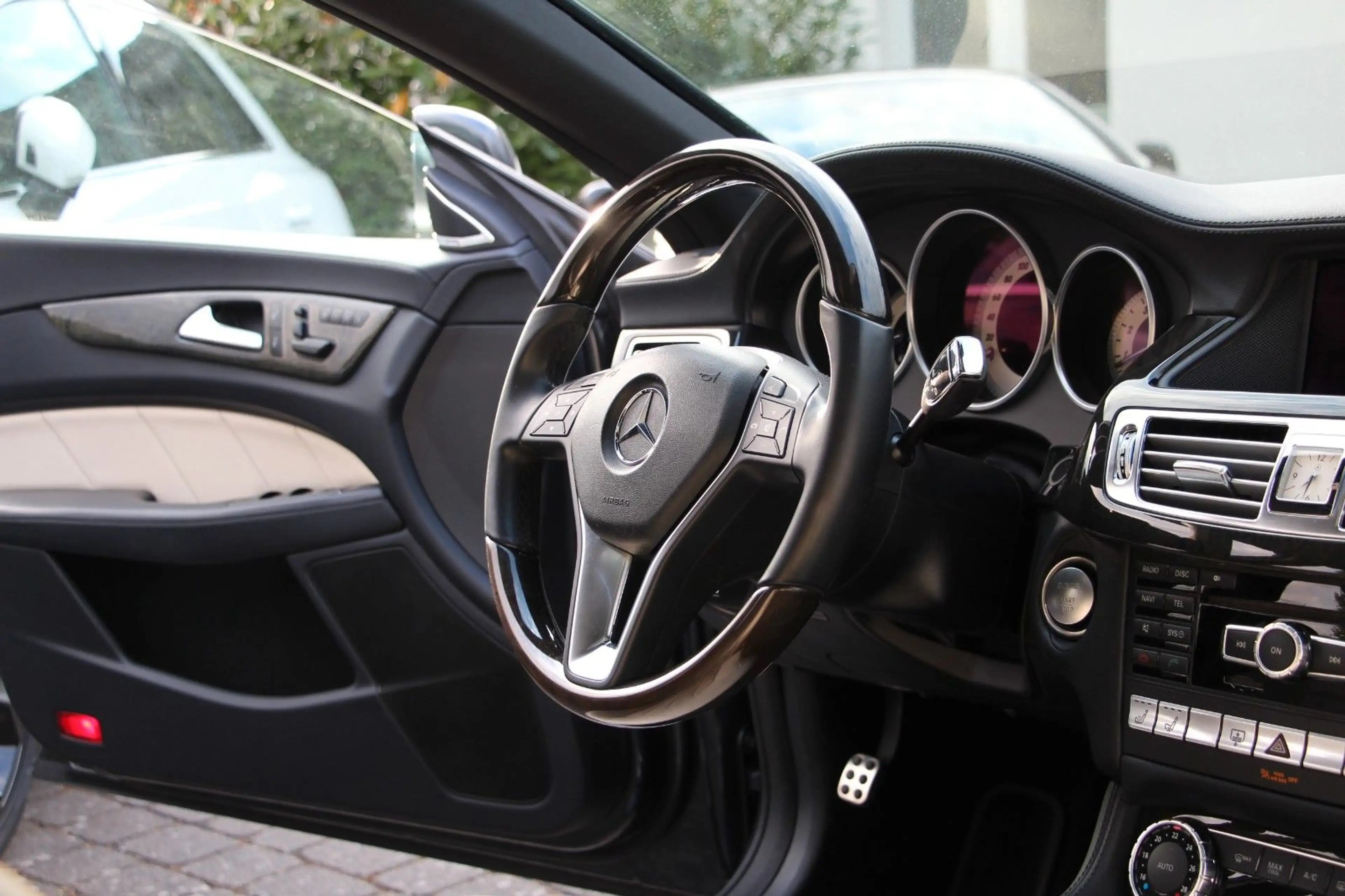 Mercedes-Benz CLS 500 4Matic AMG Line /Airmatic/Massage/Distro — photo 12