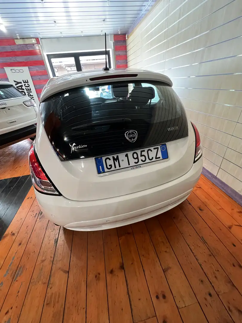 Lancia Ypsilon Ypsilon III 2021 1.0 firefly hybrid Gold Plus s Bianco - 2