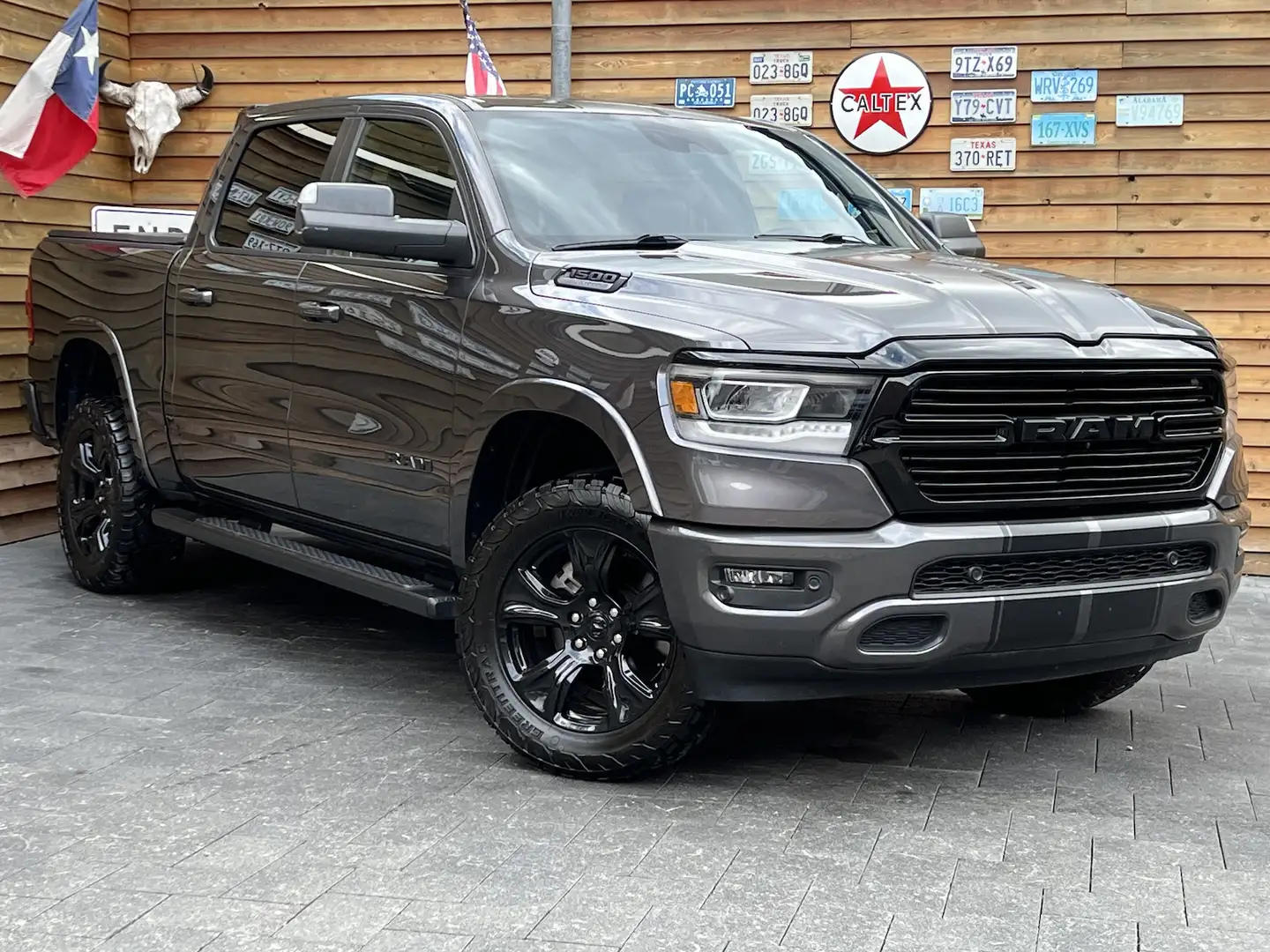 Dodge RAM 1500 Laramie 5,7L 4x4 AHK LPG Leder LED Gris - 2