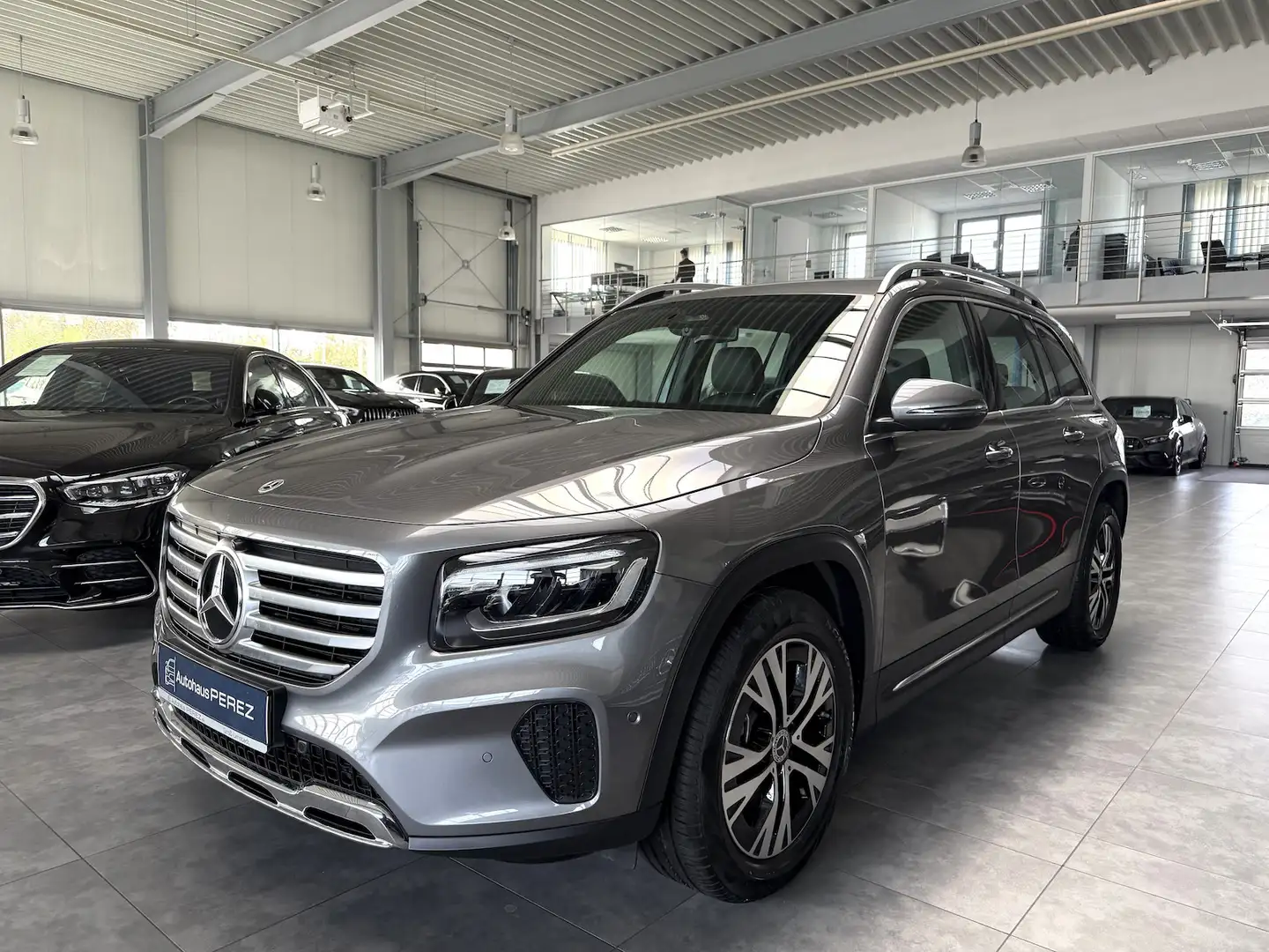 Mercedes-Benz GLB 250 4M DISTRONIC-360- KEYLESS- MBUX PREMIUM! Grau - 2