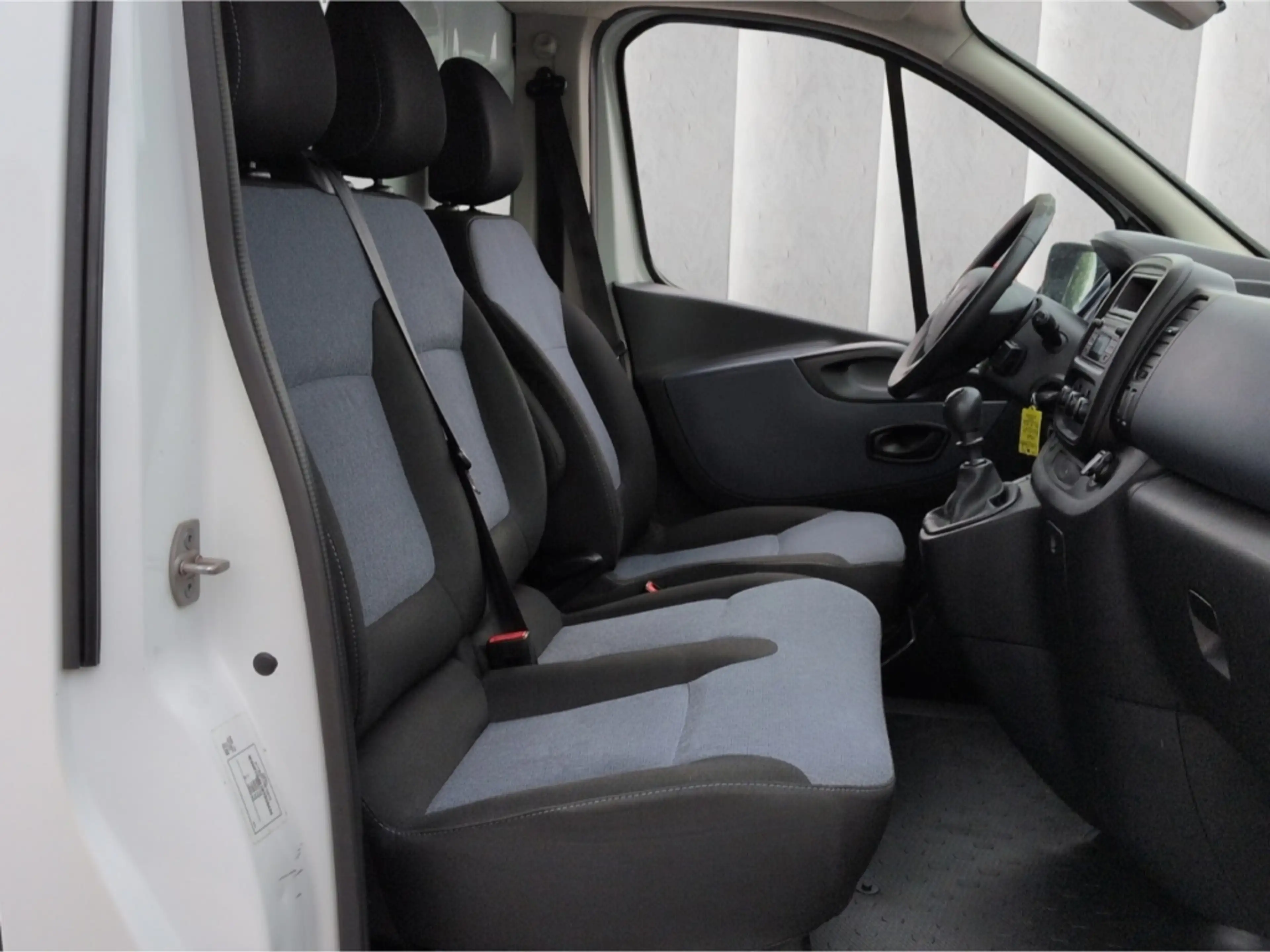 Opel Vivaro Kasten 2,8t 1.6D*AHK Temp PDC Klima Bluet — photo 9