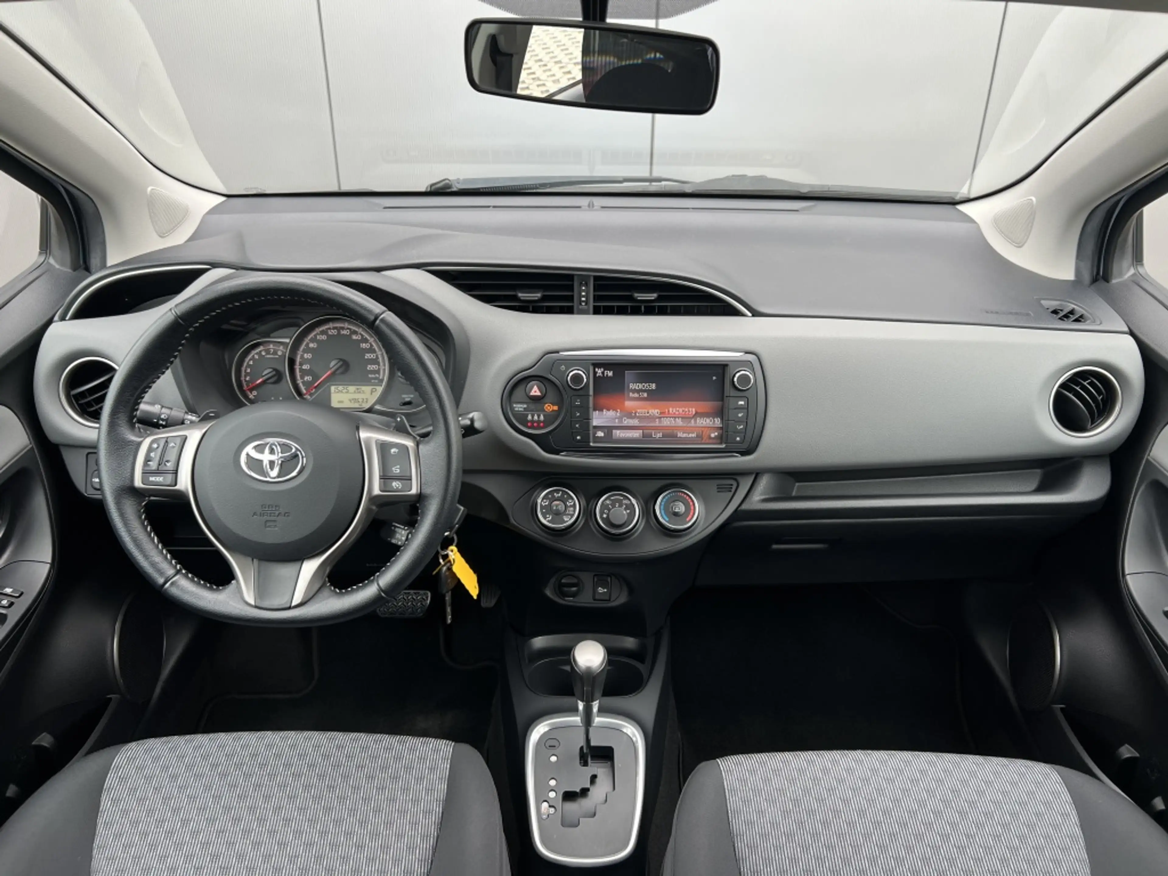 Toyota Yaris 1.3 VVT-i Aspiration — photo 3