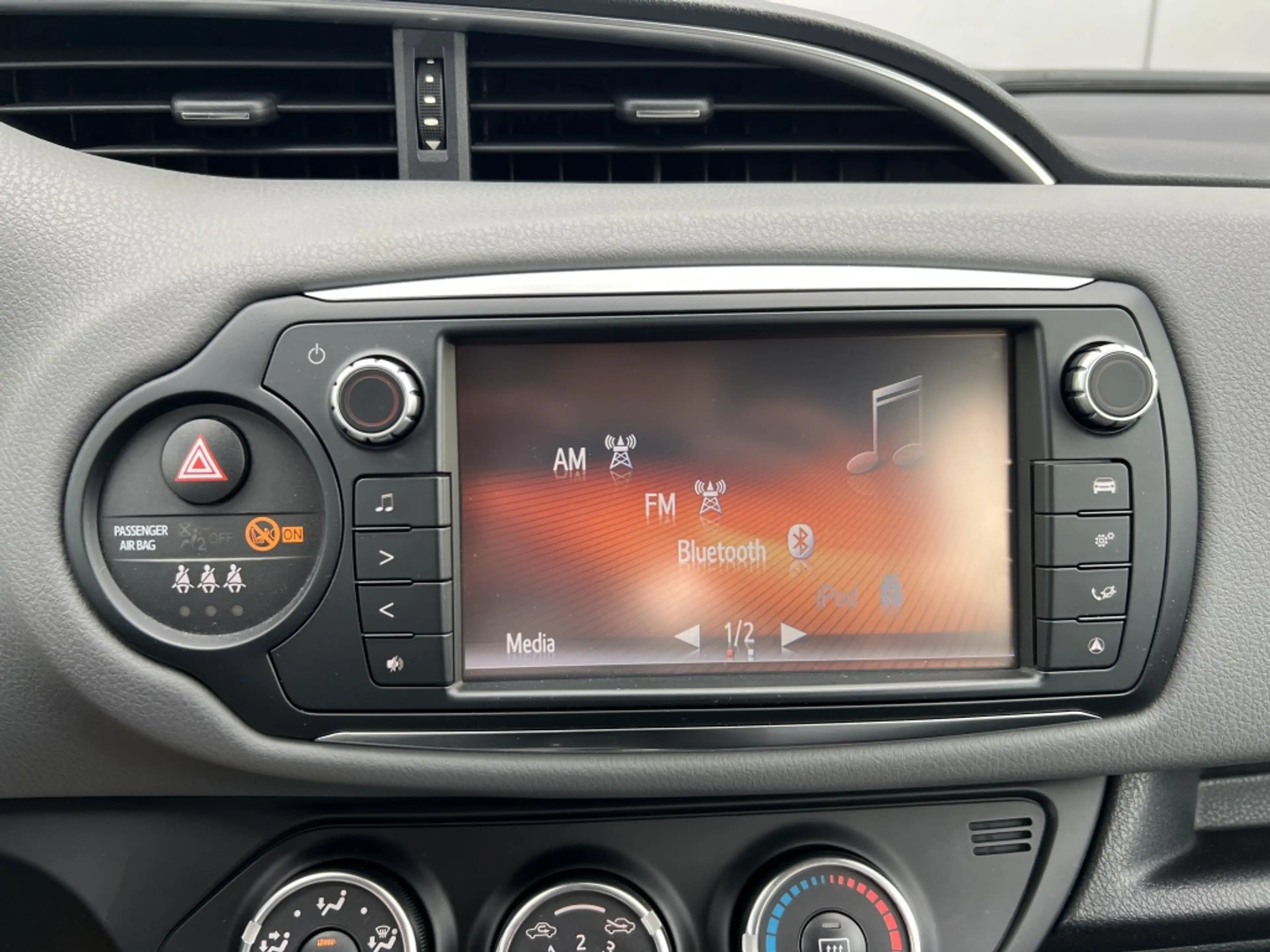 Toyota Yaris 1.3 VVT-i Aspiration — photo 13