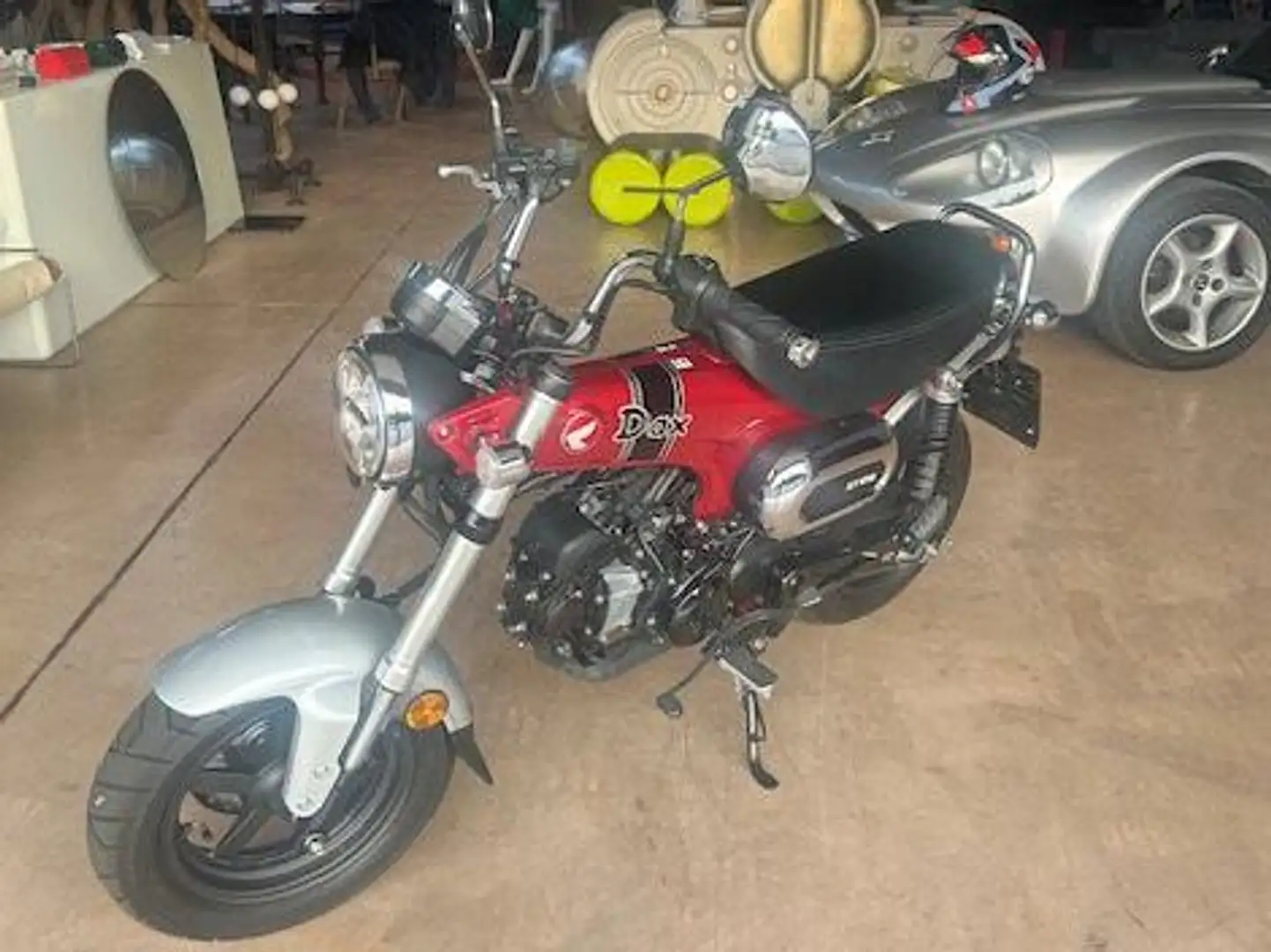 Honda DAX ST 125 Red - 1