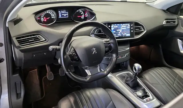 Peugeot 308 view 9