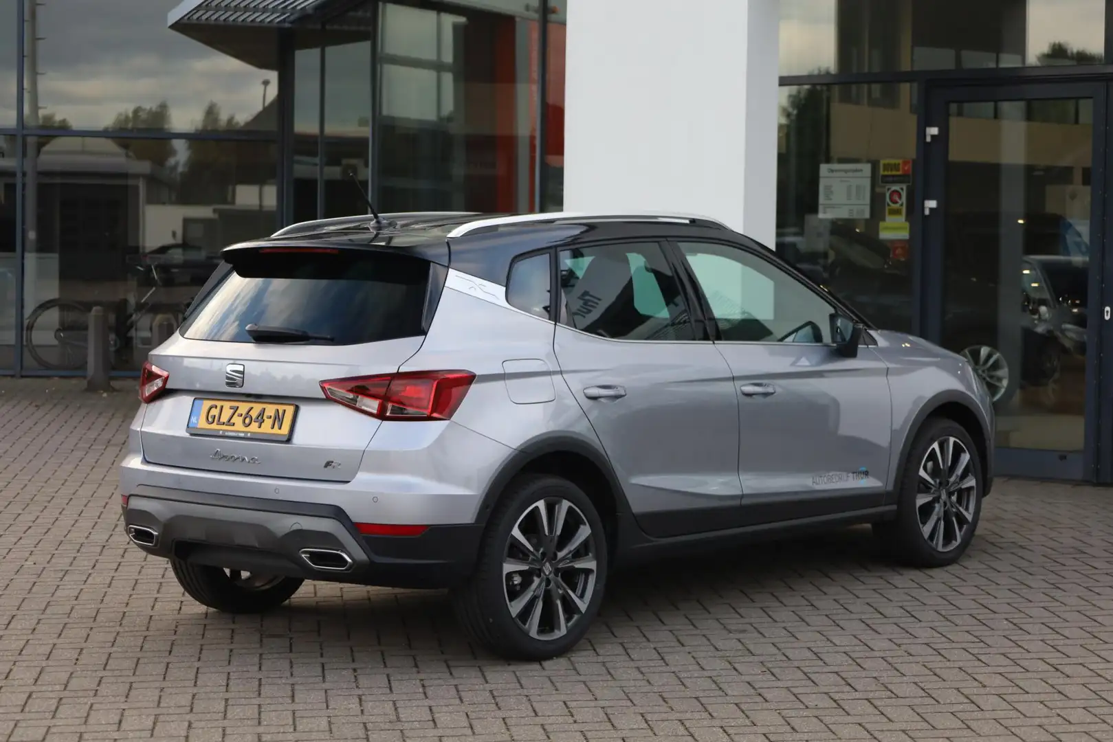 SEAT Arona 1.0 EcoTSI FR Business Connect 85KW/115PK, parkeer Zilver - 2
