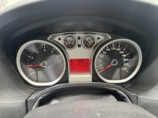 Ford Focus view 12