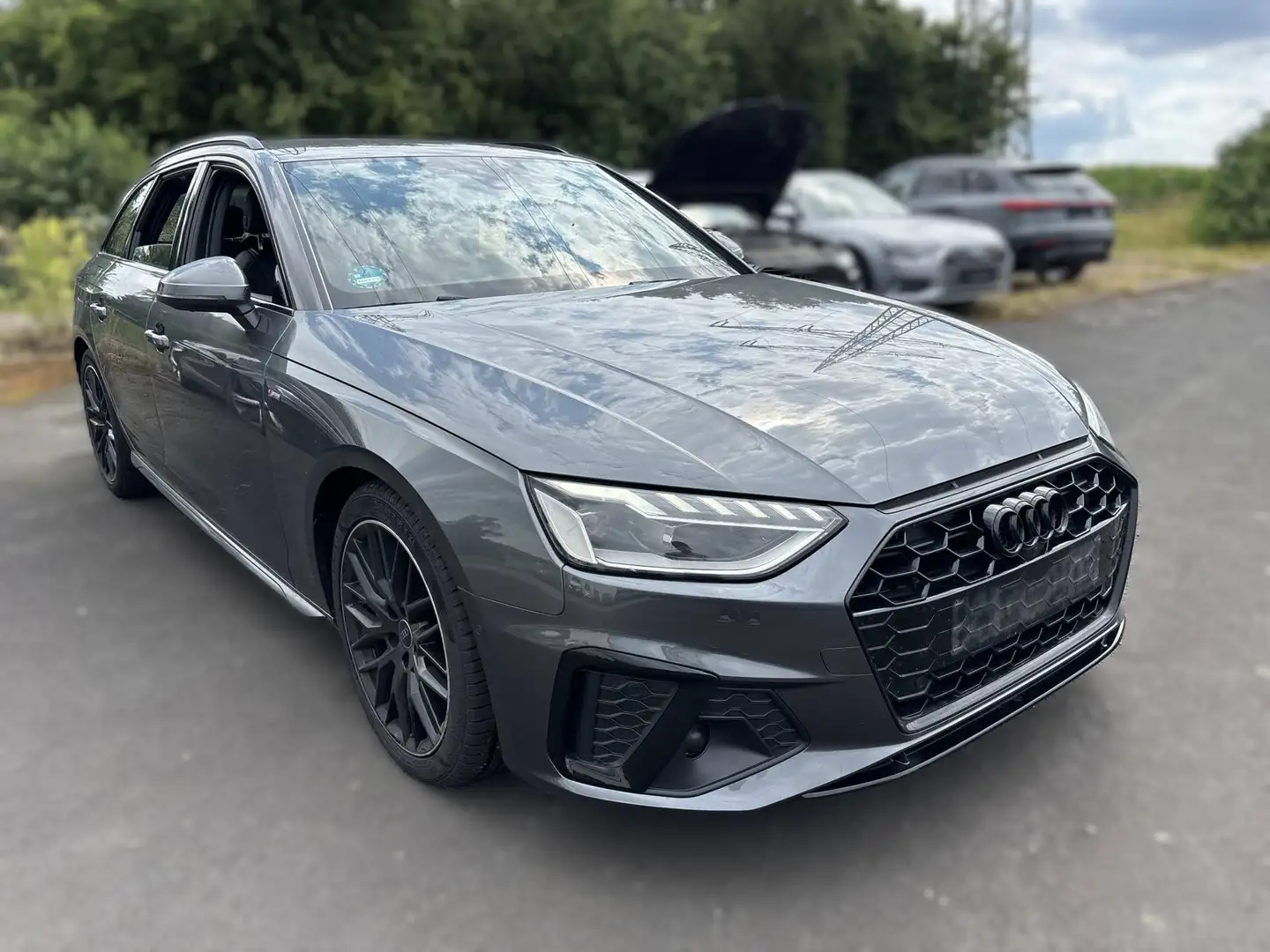 Audi A4 S line plus, optik schwarz Grau - 1