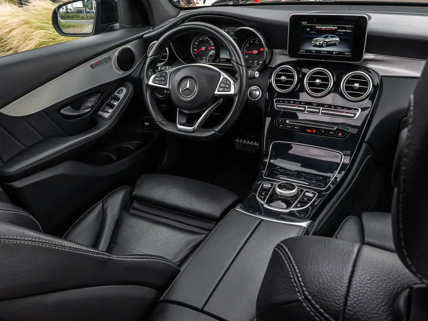 Mercedes-Benz GLC 250 Coupé 4MATIC Premium Plus PANO 20 INCH 360 CAMERA Zwart - 2